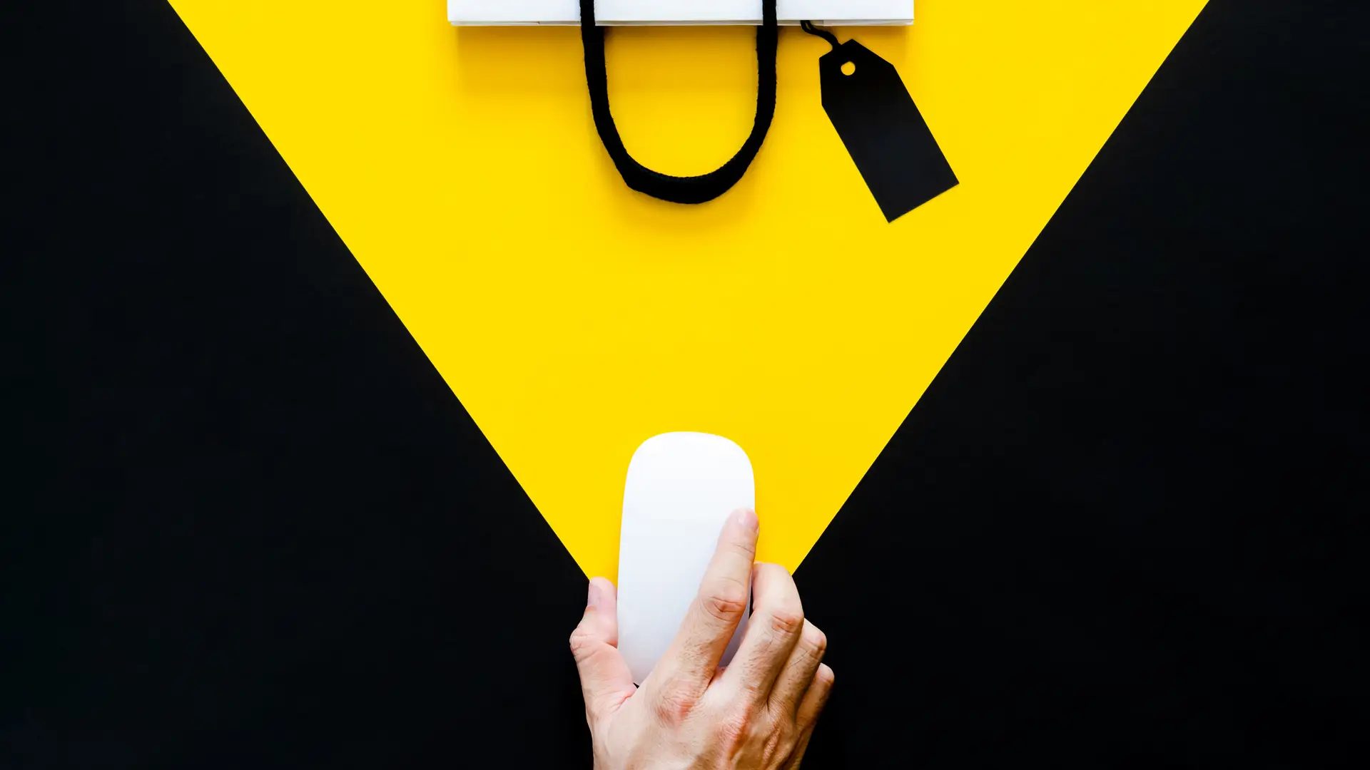 Persona manejando ratón de ordenador apuntando a una bolsa, representando el black friday de jazztel Persona manejando ratón de ordenador apuntando a una bolsa, representando el black friday de jazztel