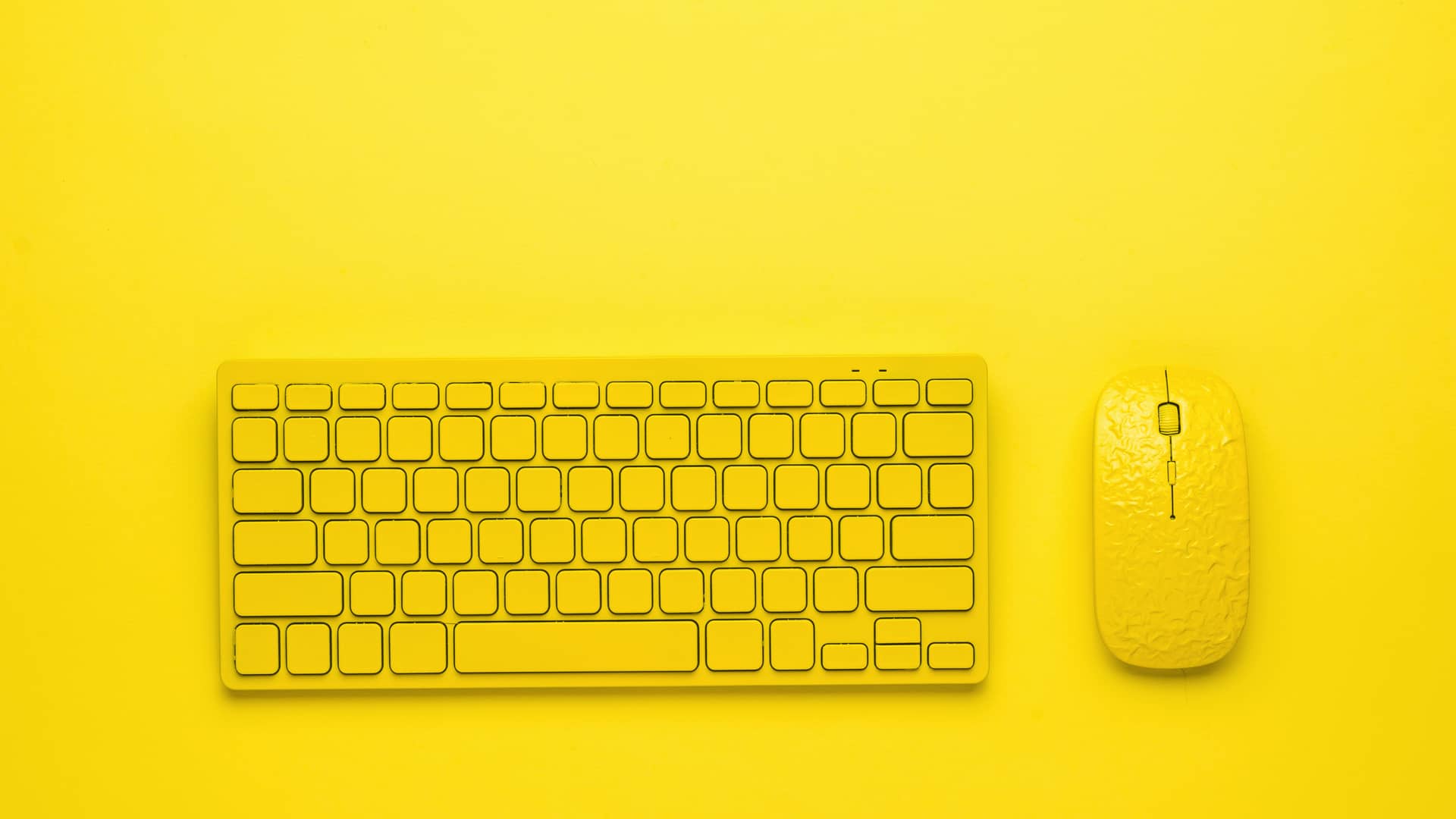 Teclado y ratón amarillos representan a los clientes que escriben en el foro de ayuda de jazztel