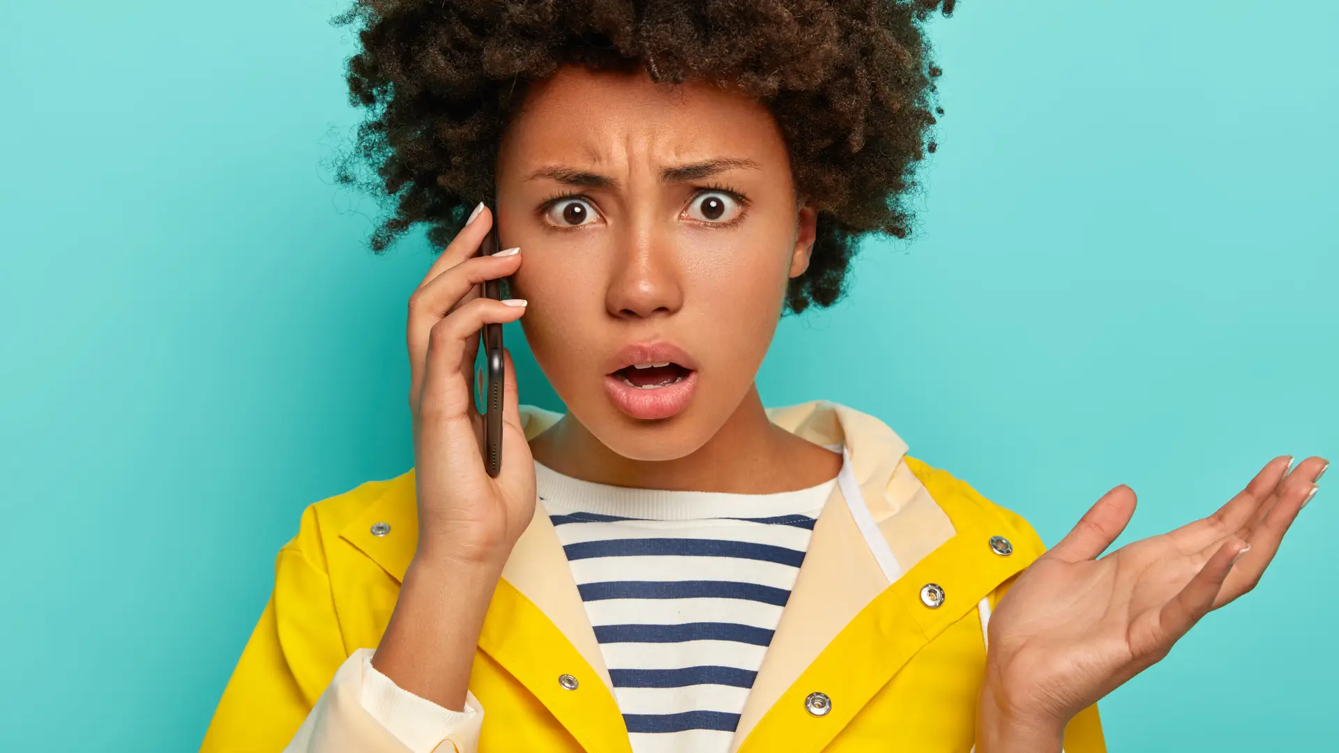 Mujer molesta por tener que llamar a jazztel para solucionar una incidencia con su línea Mujer molesta por tener que llamar a jazztel para solucionar una incidencia con su línea
