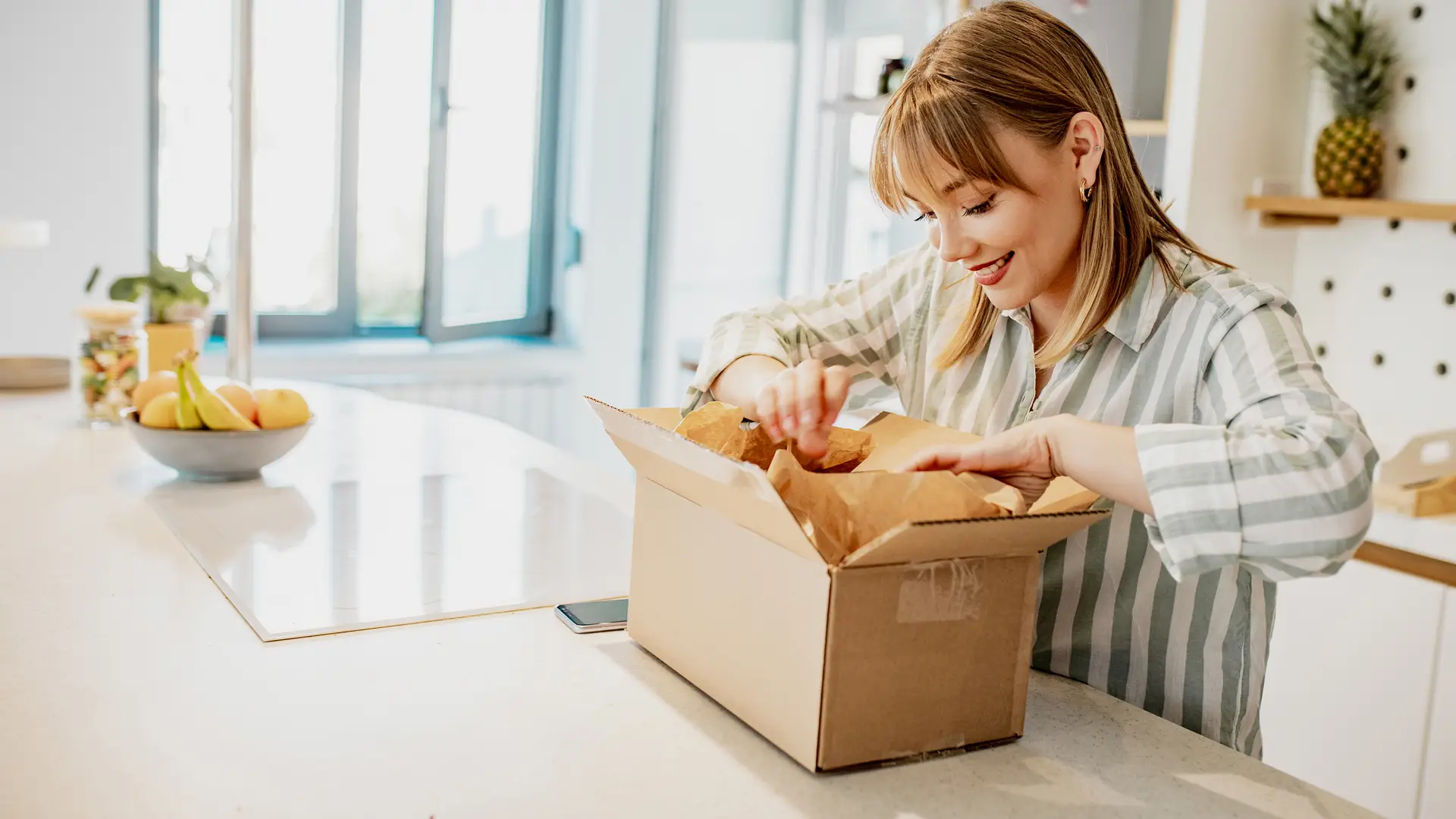 Joven desempaquetar el paquete que pidió en línea represenra a pedido de jazztel Joven desempaquetar el paquete que pidió en línea represenra a pedido de jazztel