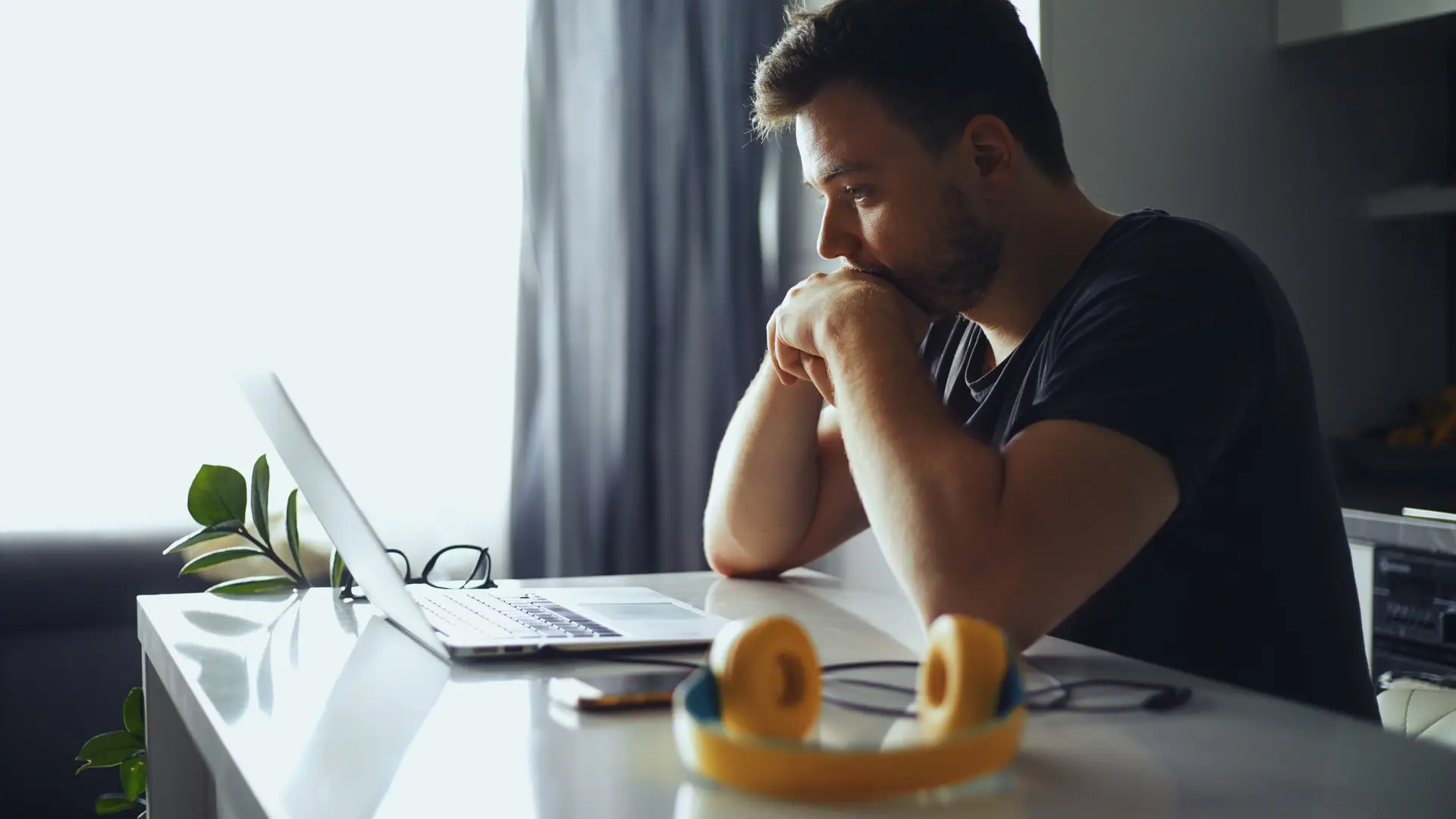 Hombre navega por internet en su portátil gracias a su internet fibra indirecta de jazztel Hombre navega por internet en su portátil gracias a su internet fibra indirecta de jazztel