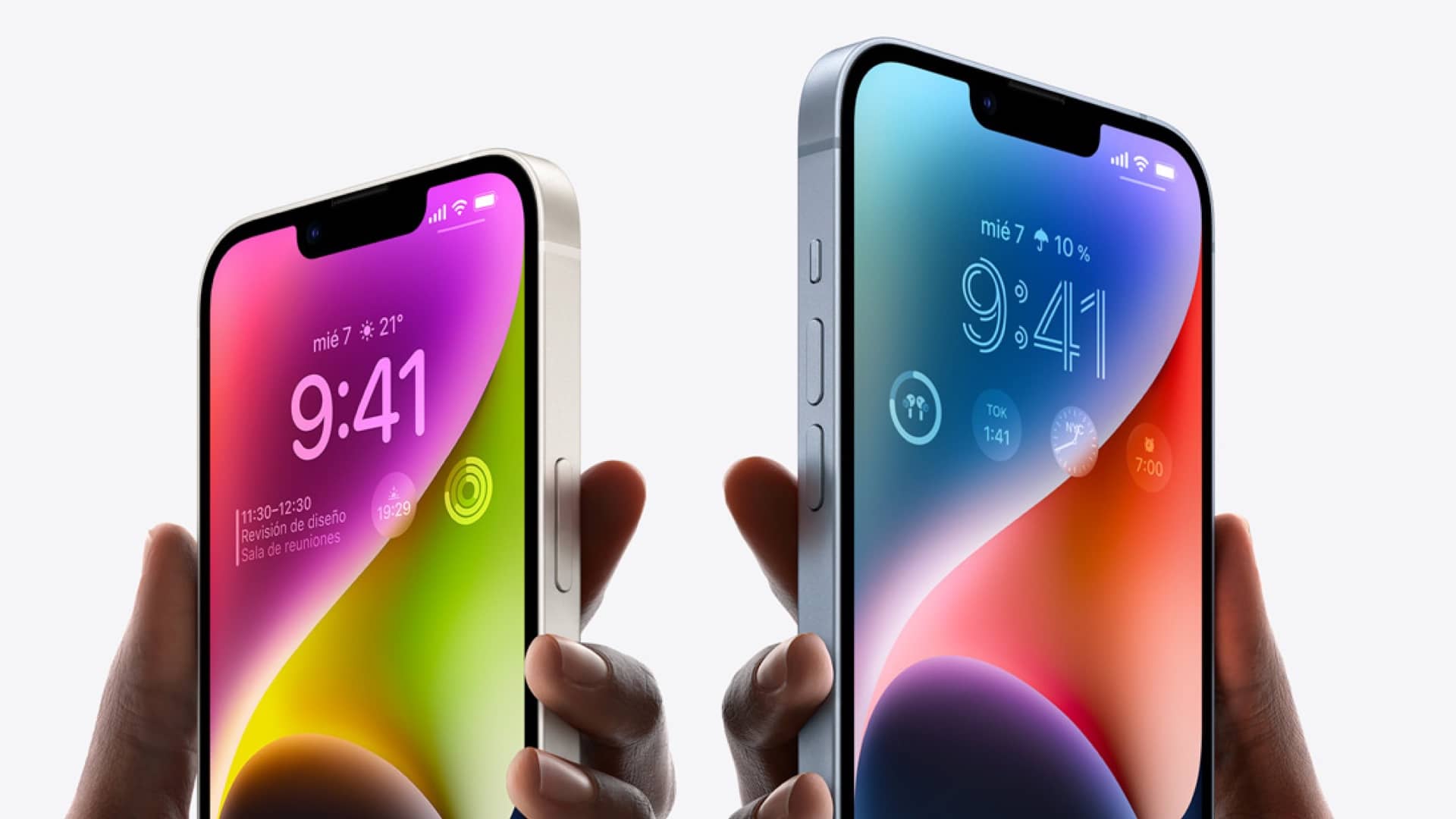 manos sosteniendo dos smartphones del modelo iphone 14 que puedes adquirir con jazztel
