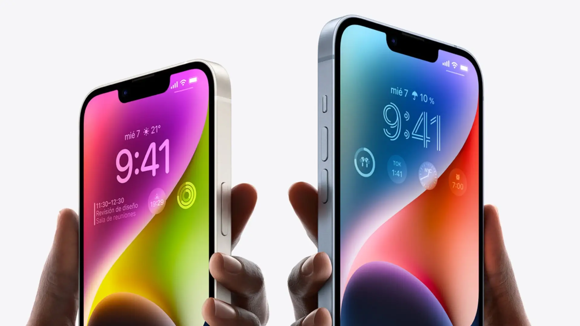 manos sosteniendo dos smartphones del modelo iphone 14 que puedes adquirir con jazztel manos sosteniendo dos smartphones del modelo iphone 14 que puedes adquirir con jazztel