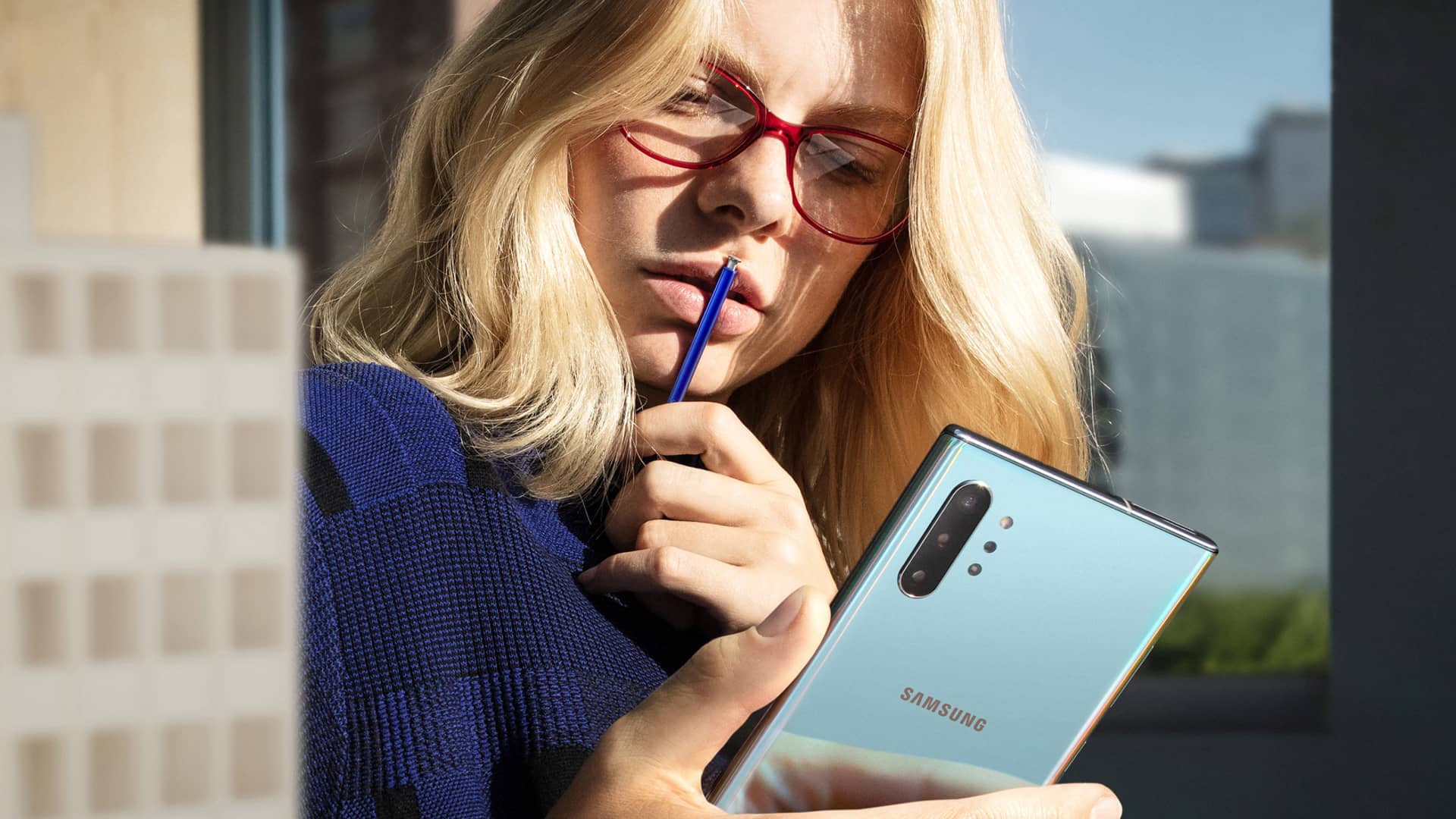 Mujer utilizando su nuevo Samsung note 10+ como los disponibles a la venta en jazztel