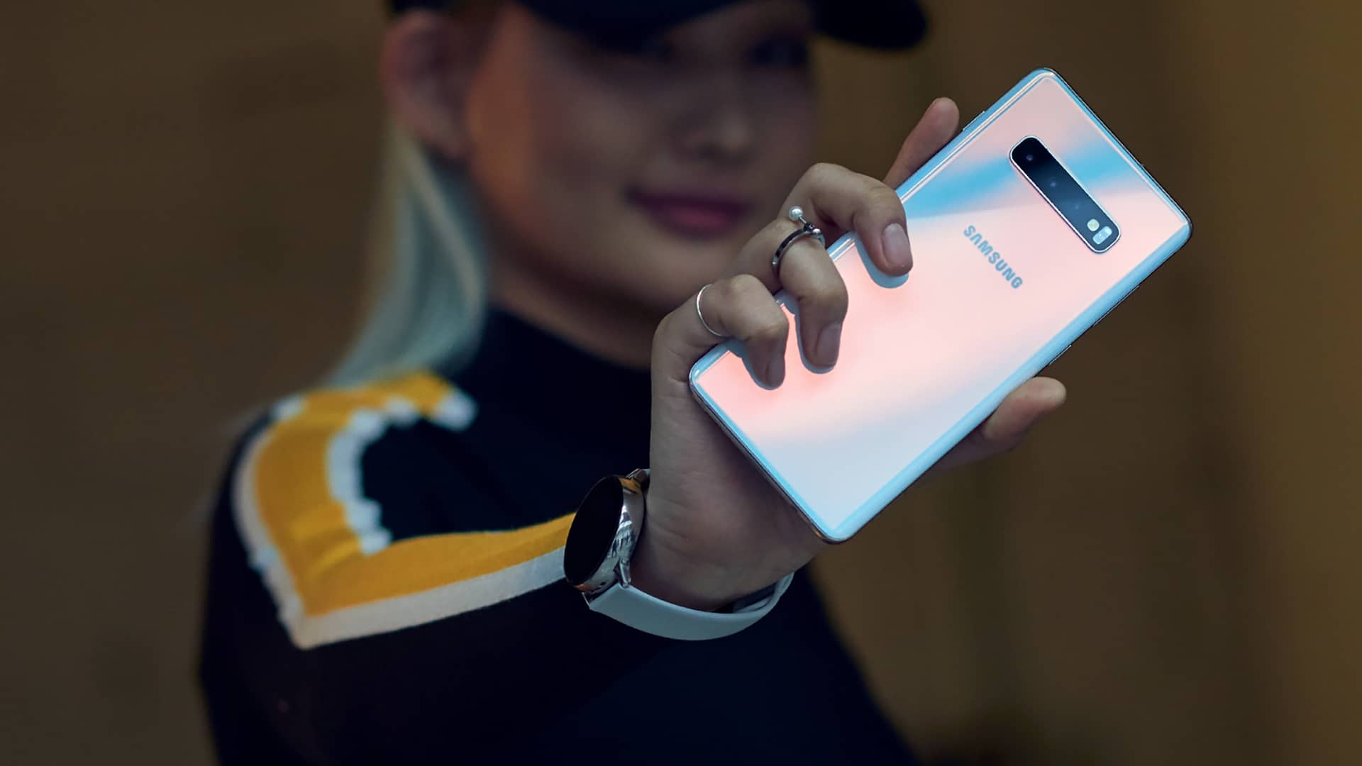 Mujer mostrando a cámara su nuevo Samsung Galaxy S10 disponible en jazztel