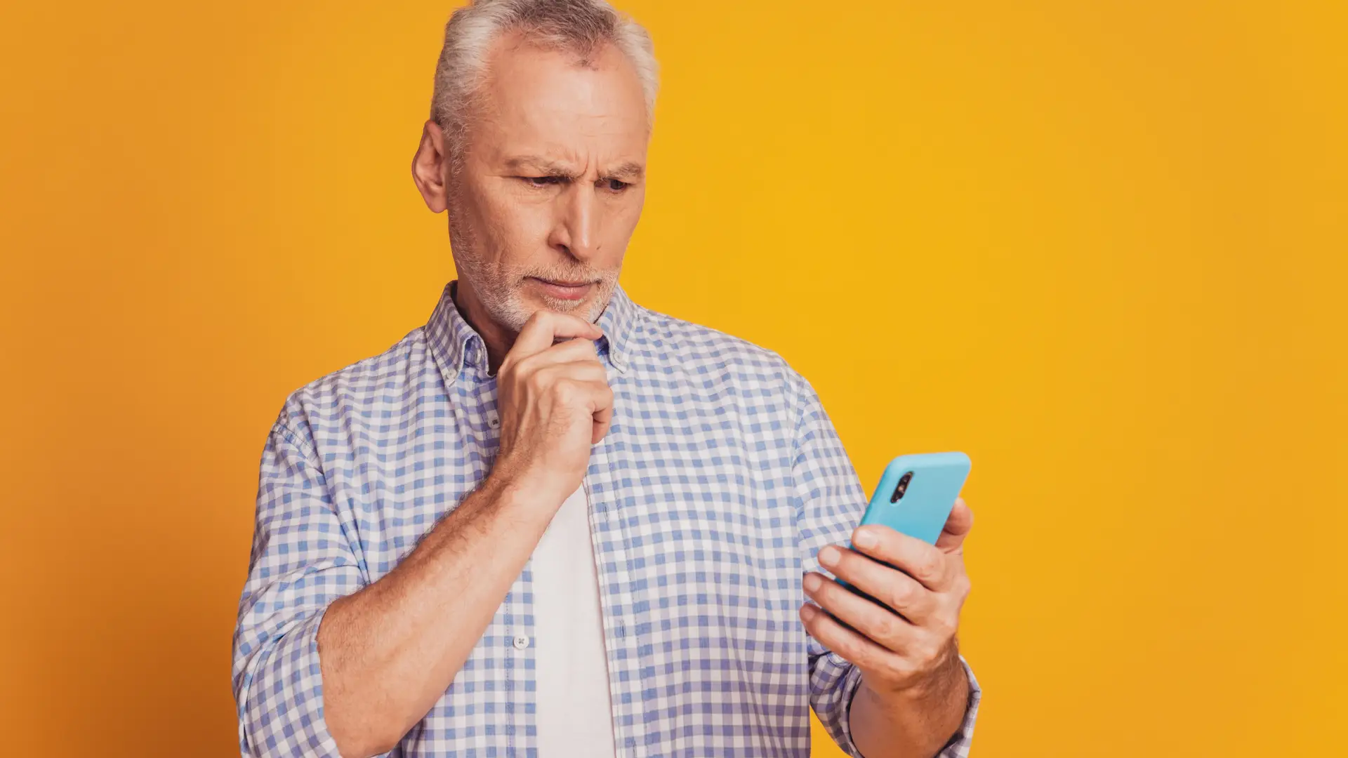 Hombre de avanzada edad tratando de configurar el apn de jazztel tras haberlo modificado sin querer Hombre de avanzada edad tratando de configurar el apn de jazztel tras haberlo modificado sin querer