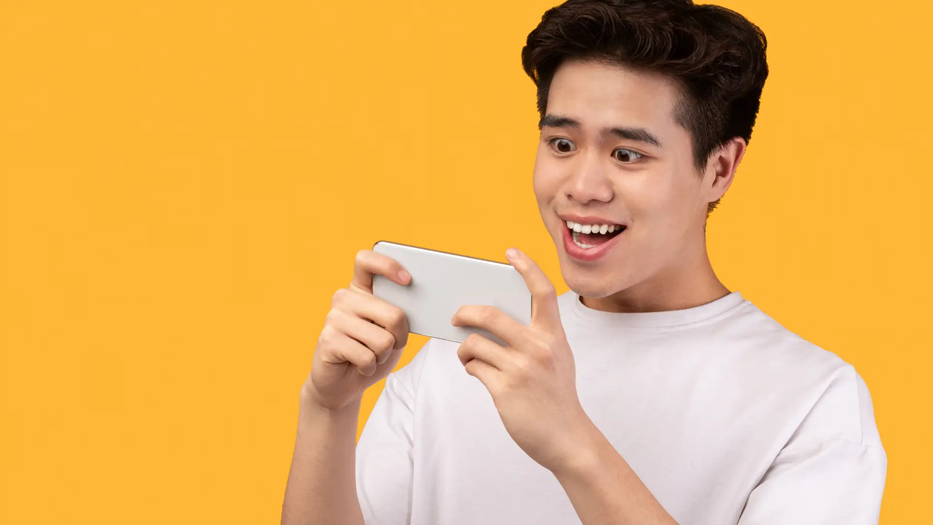 Joven disfrutando de viedeojuegos con tarjeta esim de jazztel