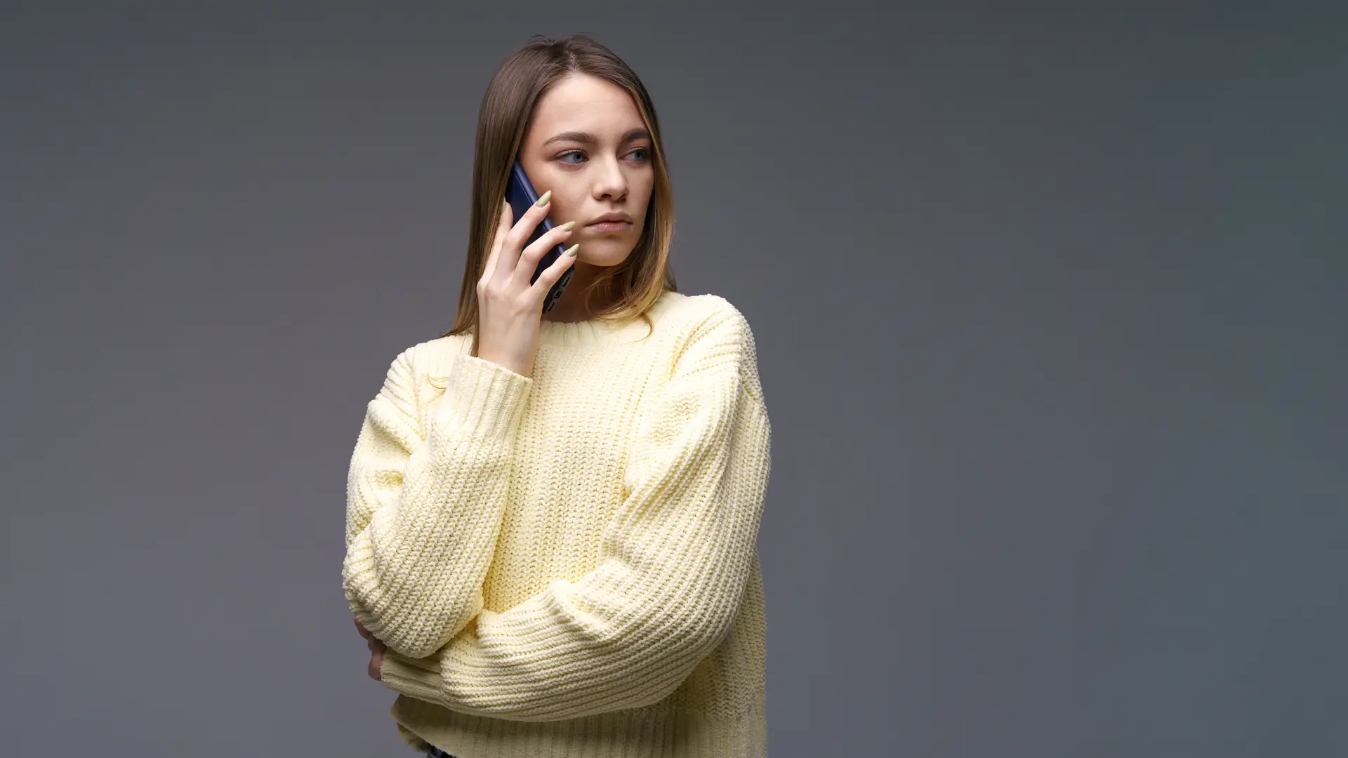 Mujer seria llamando a jazztel para darse de baja