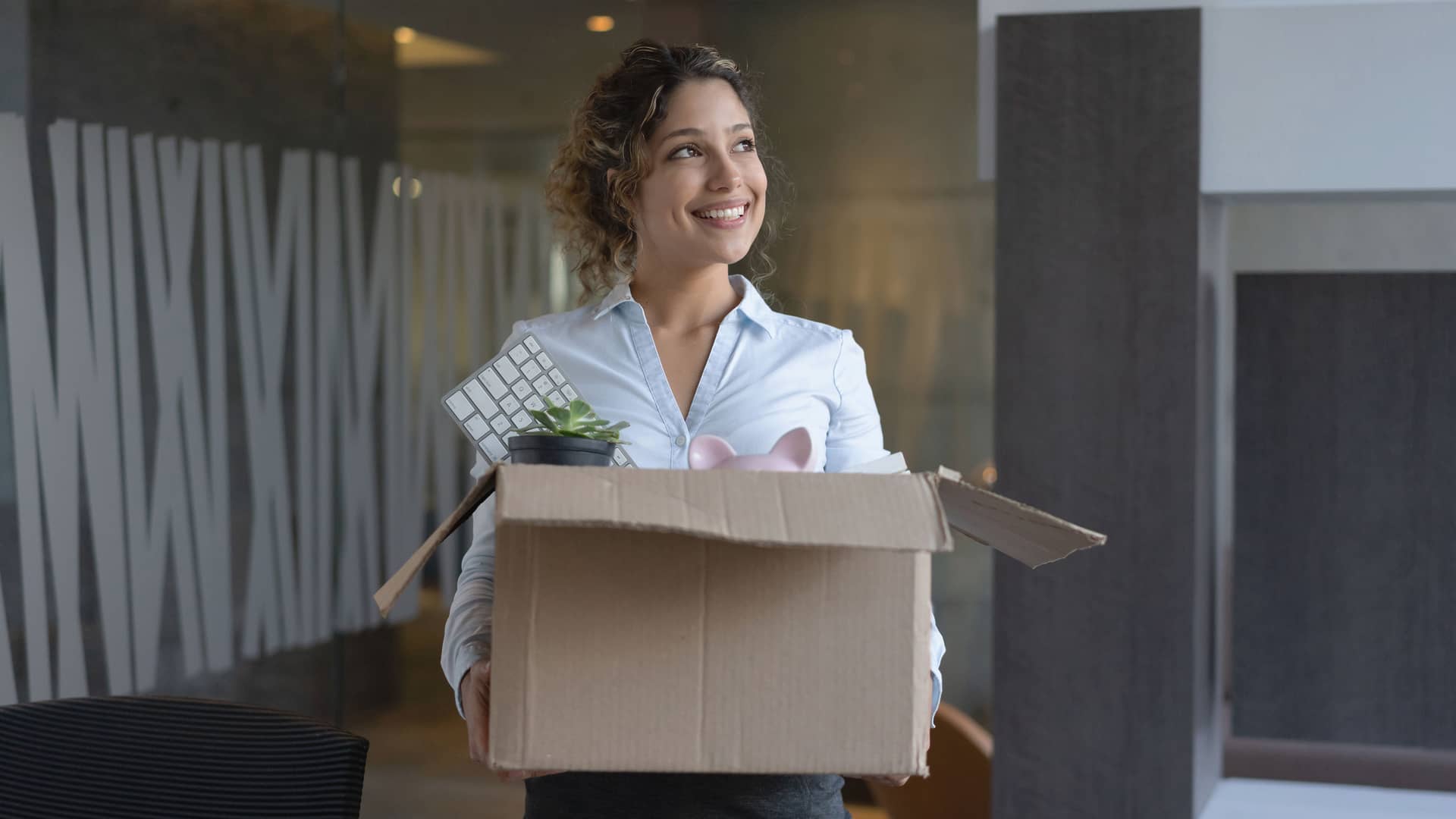 Mujer de negocios mudandose de oficina simboliza cambiar tarifa