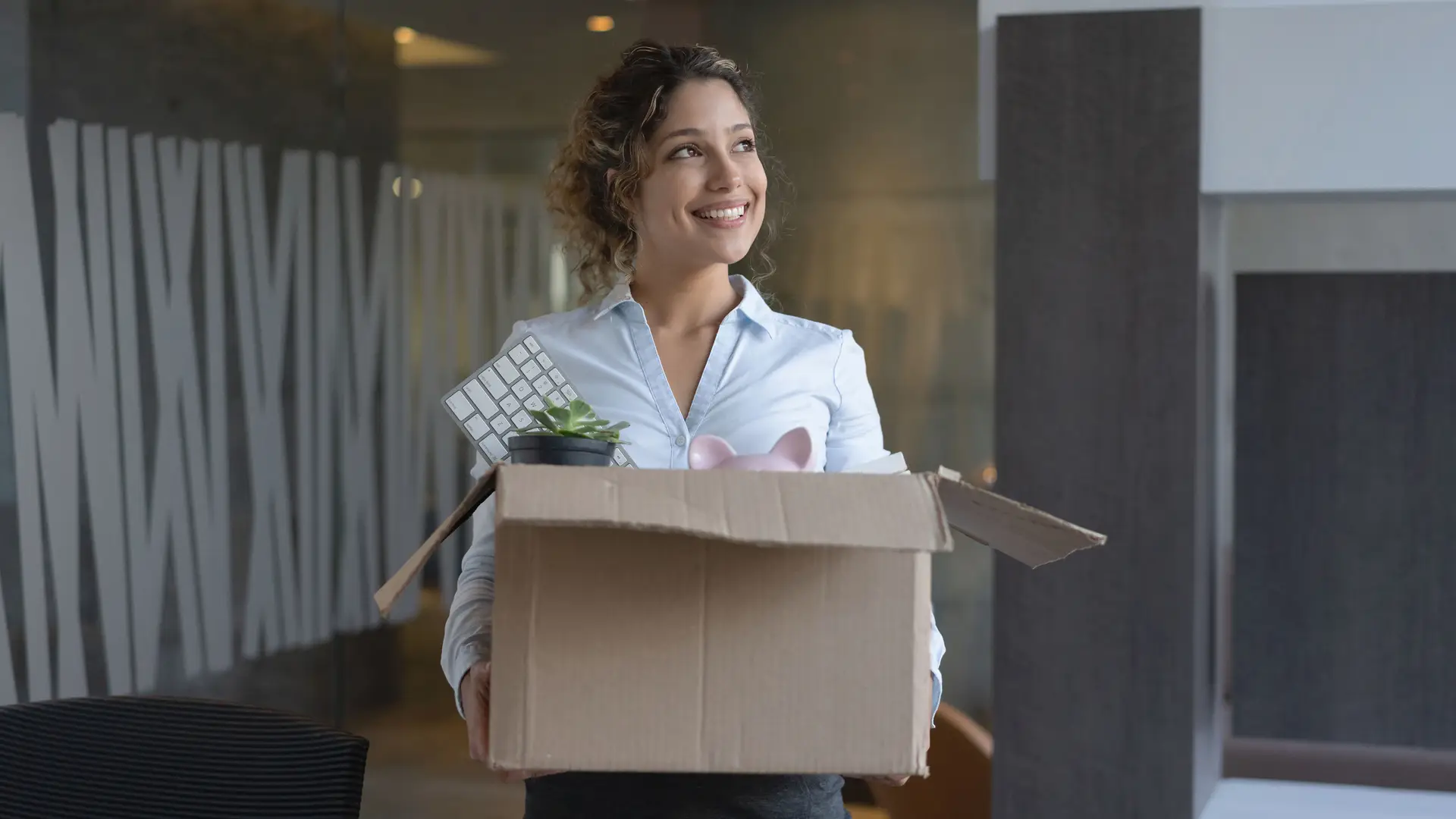 Mujer de negocios mudandose de oficina simboliza cambiar tarifa Mujer de negocios mudandose de oficina simboliza cambiar tarifa