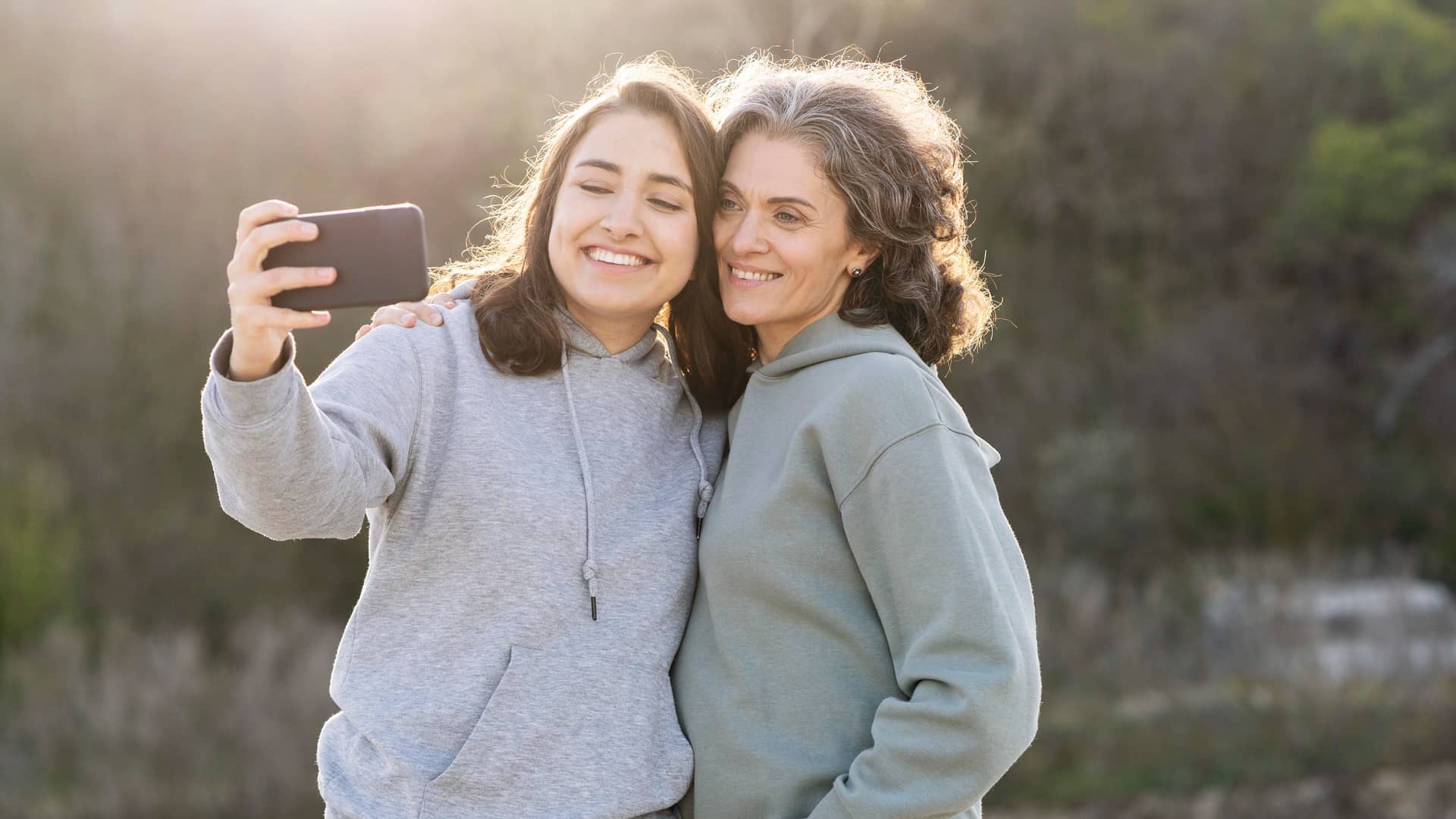 Madre e hija se hacen un selfie sonrientes para celebrar el cambio de titularidad de su línea jazztel ahora que la hija es mas mayor
