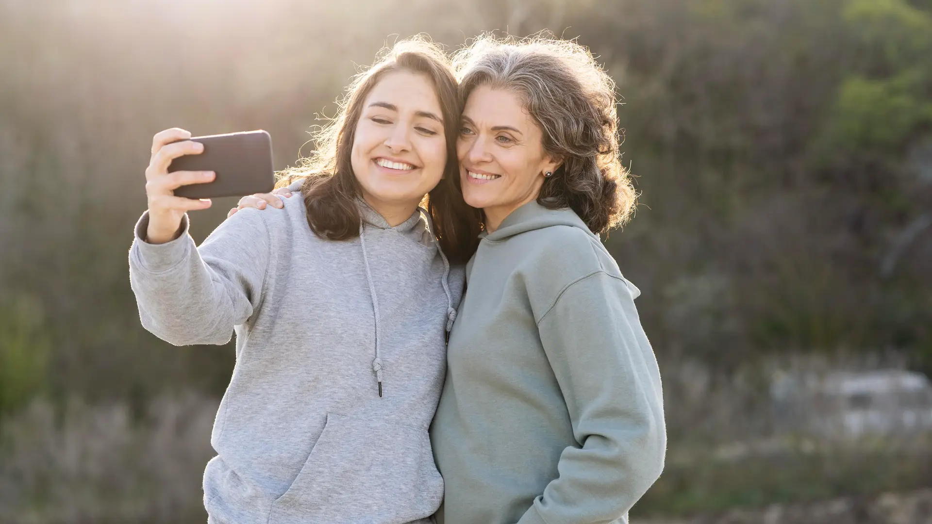 Madre e hija se hacen un selfie sonrientes para celebrar el cambio de titularidad de su línea jazztel ahora que la hija es mas mayor Madre e hija se hacen un selfie sonrientes para celebrar el cambio de titularidad de su línea jazztel ahora que la hija es mas mayor