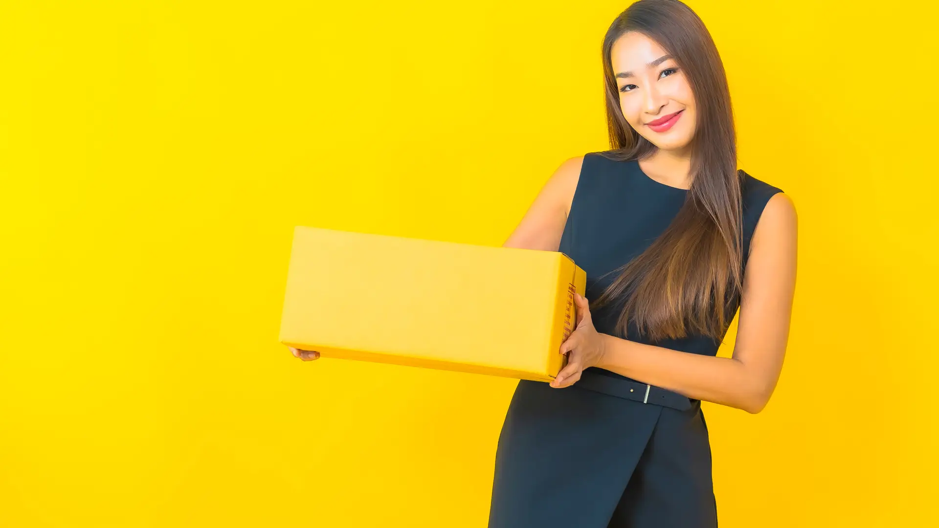 Mujer sostiene caja amarilla representando su devolución del router de jazztel Mujer sostiene caja amarilla representando su devolución del router de jazztel