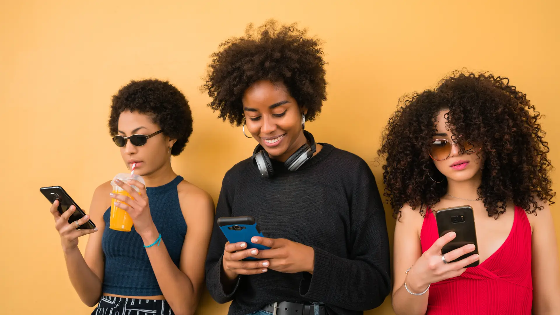 Tres hermanas usando sus respectivos móviles gracias a su tarifa con líneas adicionales de jazztel Tres hermanas usando sus respectivos móviles gracias a su tarifa con líneas adicionales de jazztel