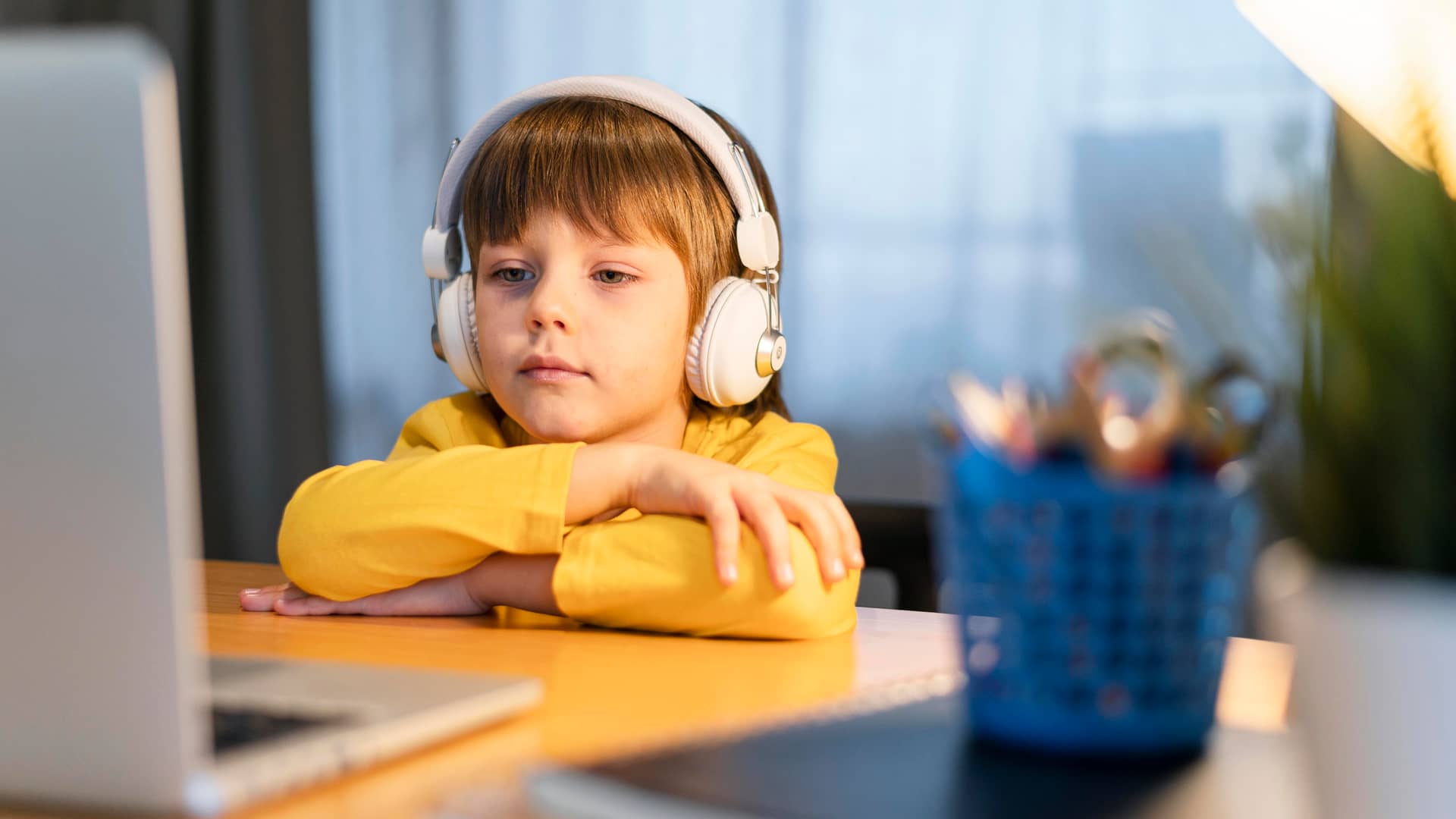 Niño sigue las clases online a través de su portatil gracias a su tarifa de internet adsl de jazztel