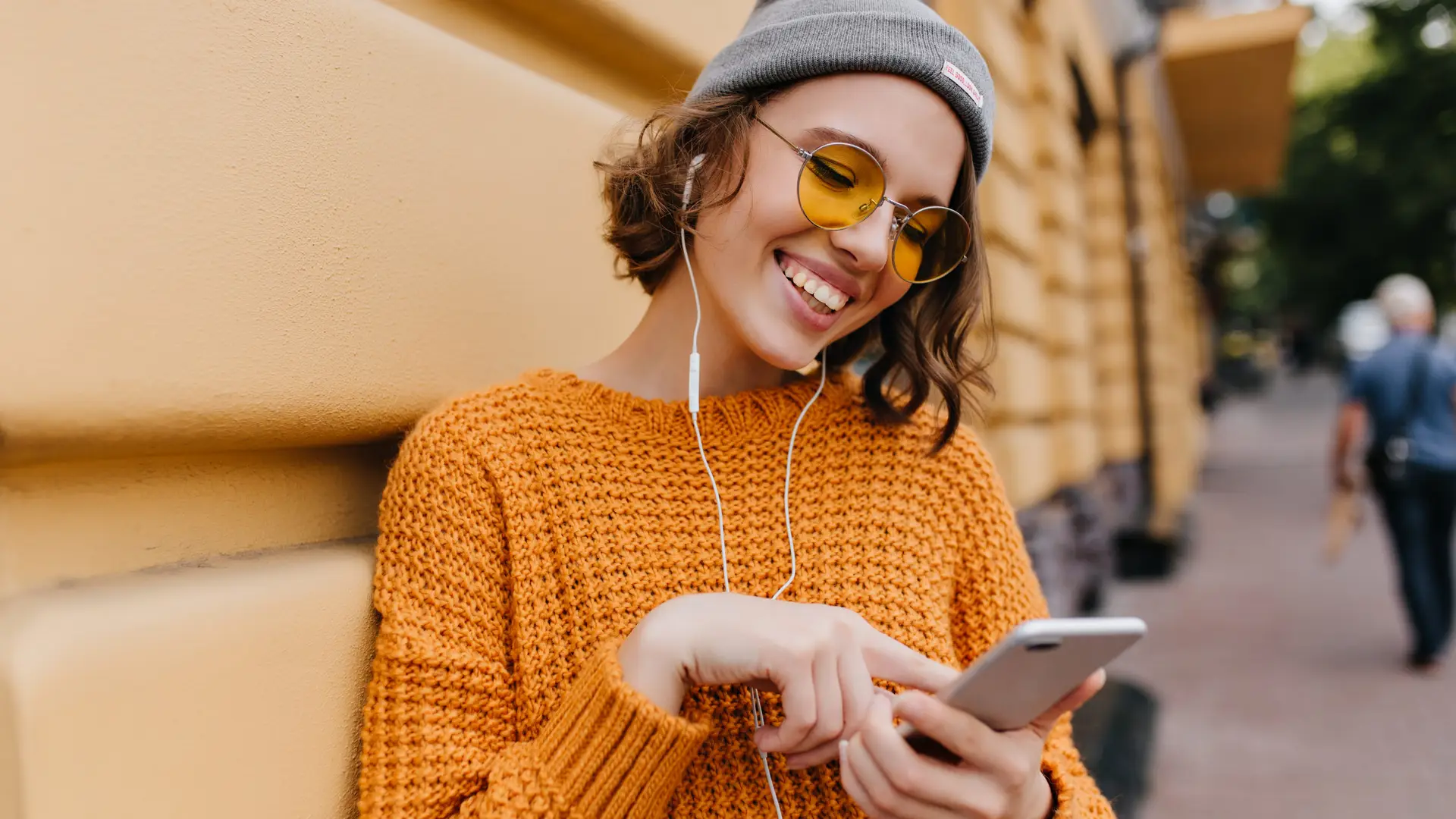 chica muy contenta por la calle porque tiene la apn de jenet en su movil para navegar más rapido chica muy contenta por la calle porque tiene la apn de jenet en su movil para navegar más rapido