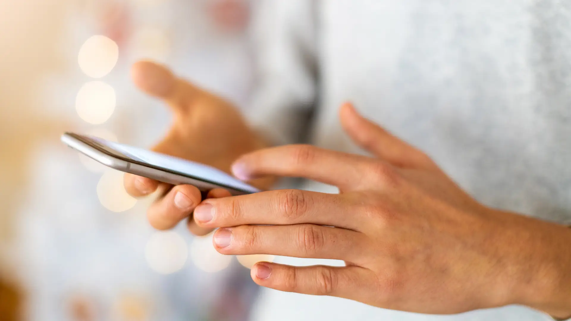 Manos del hombre usando el teléfono inteligente viendo tarifas jetnet Manos del hombre usando el teléfono inteligente viendo tarifas jetnet