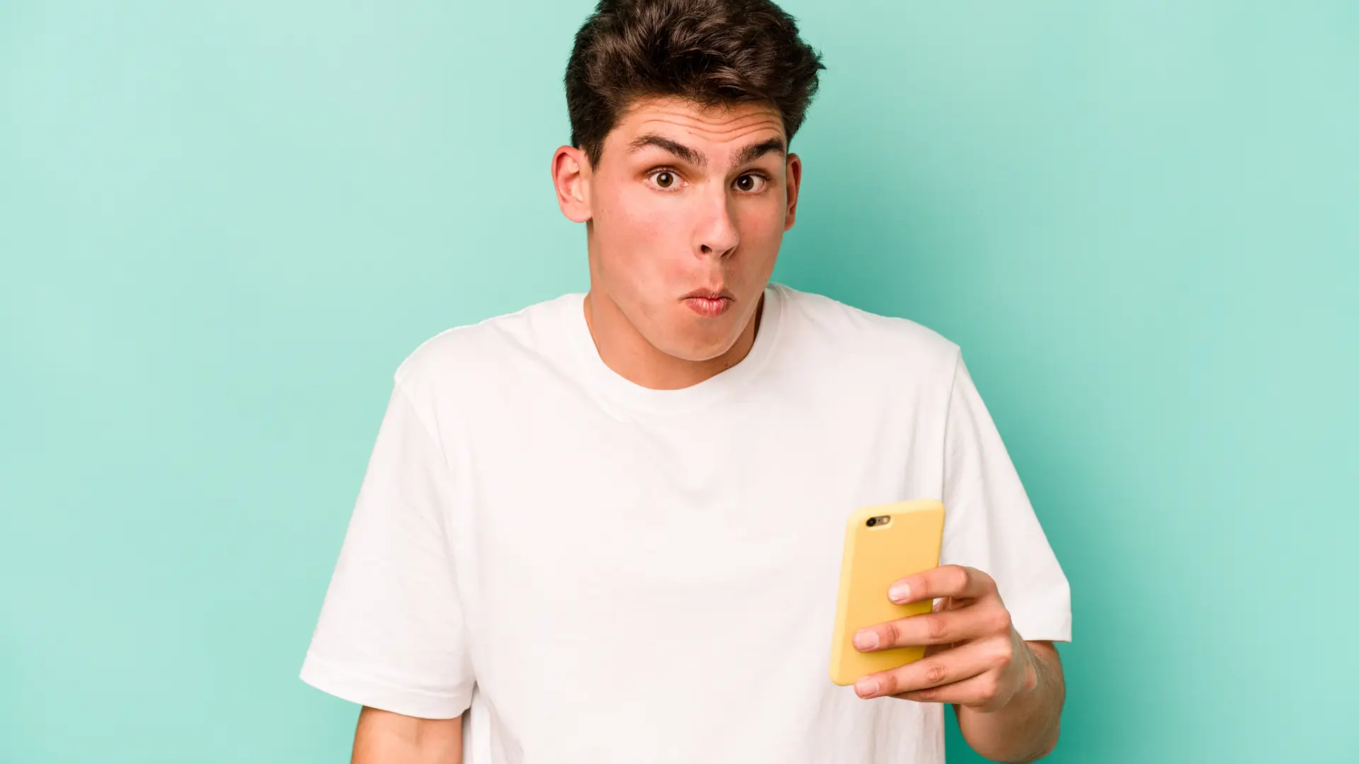 Joven confuso sobre cómo desactivar el buzón de voz de su móvil con lebara Joven confuso sobre cómo desactivar el buzón de voz de su móvil con lebara