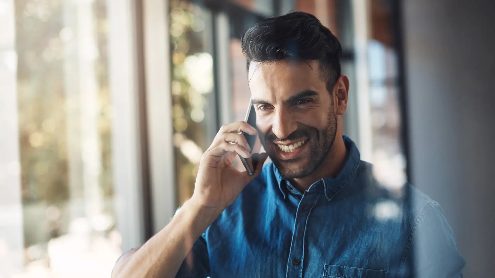 Hombre hablando por teléfono representa tarifas internacionales Hombre hablando por teléfono representa tarifas internacionales