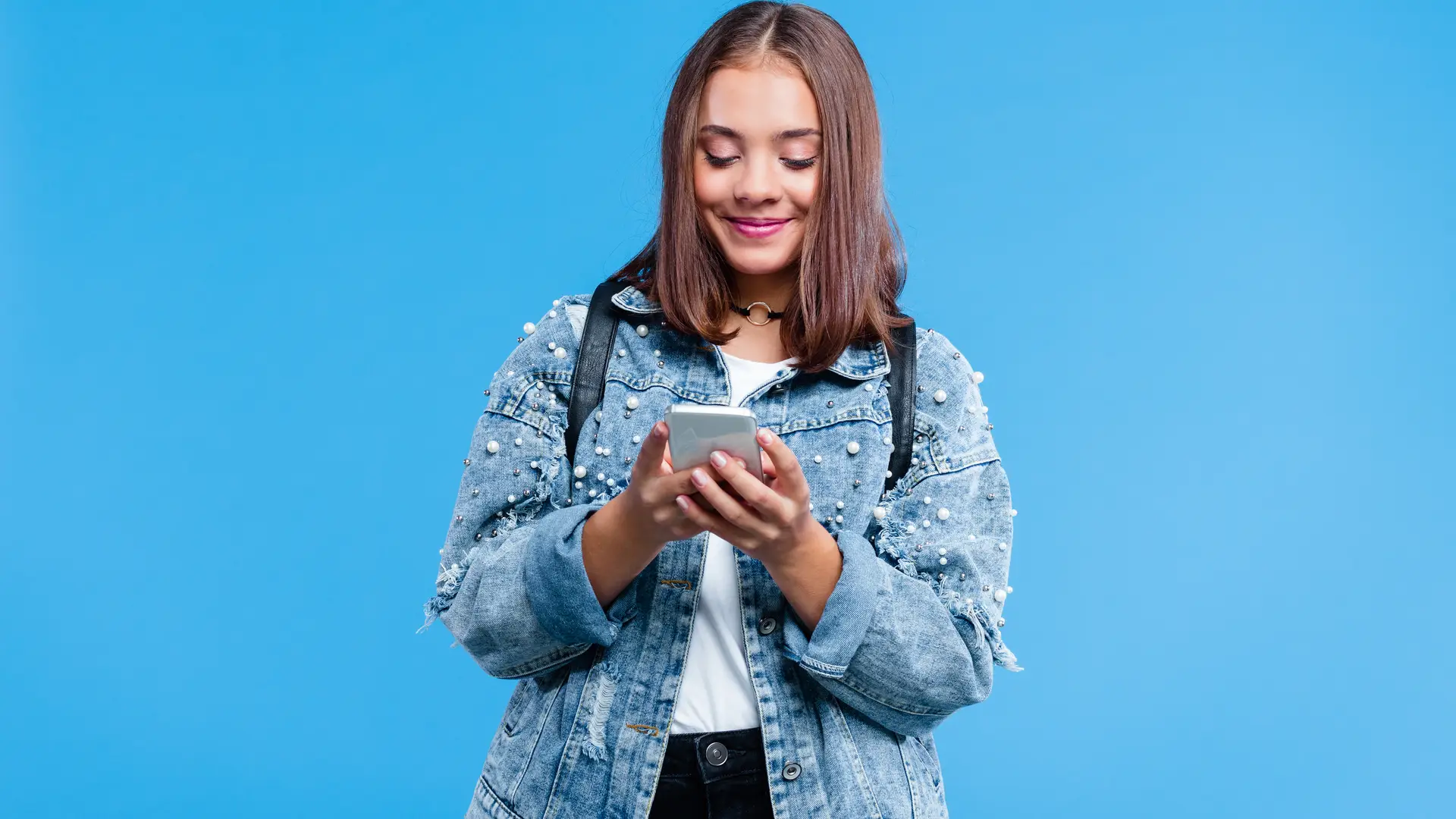 Joven sonriente con smartphone activando bono de compañia lebara Joven sonriente con smartphone activando bono de compañia lebara