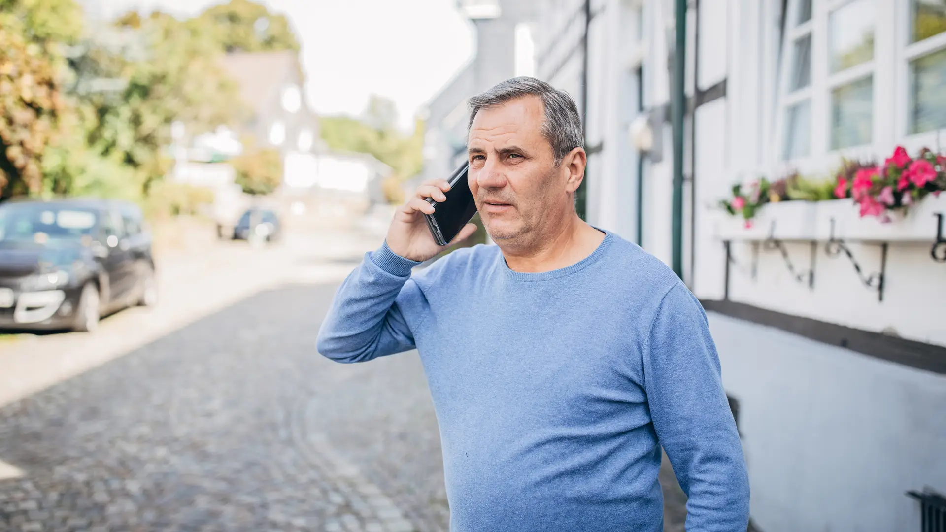 Hombre realizando llamada telefónica para activar internet de lebara Hombre realizando llamada telefónica para activar internet de lebara