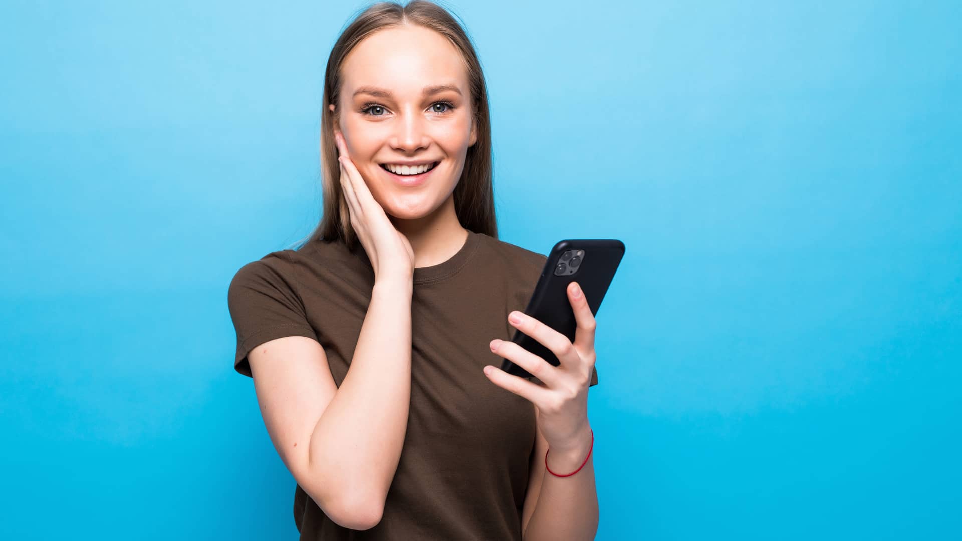Adolescente contenta con su smartphone ha recibido una recarga de saldo a su tarifa prepago de lebara
