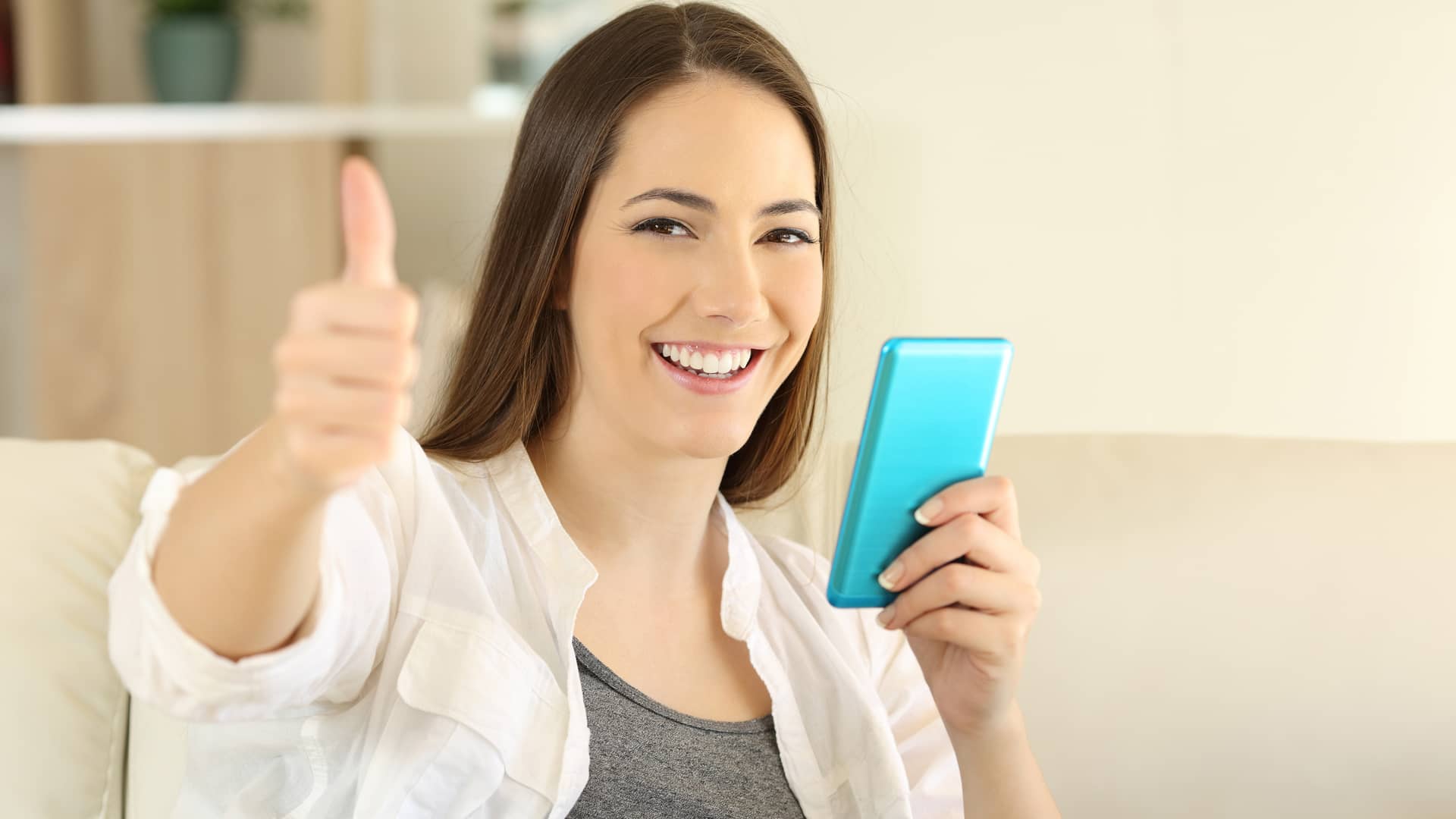 Feliz mujer sosteniendo un teléfono móvil simboliza tarifas lebara