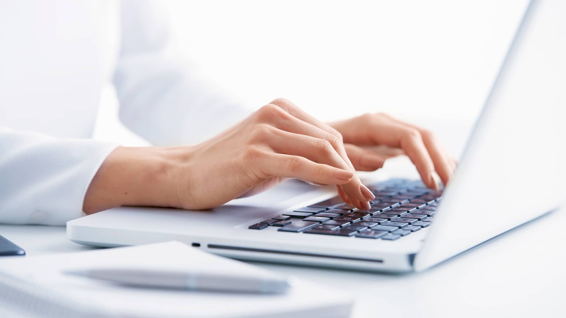 Mujer ecribiendo en el teclado las tarifas lebara