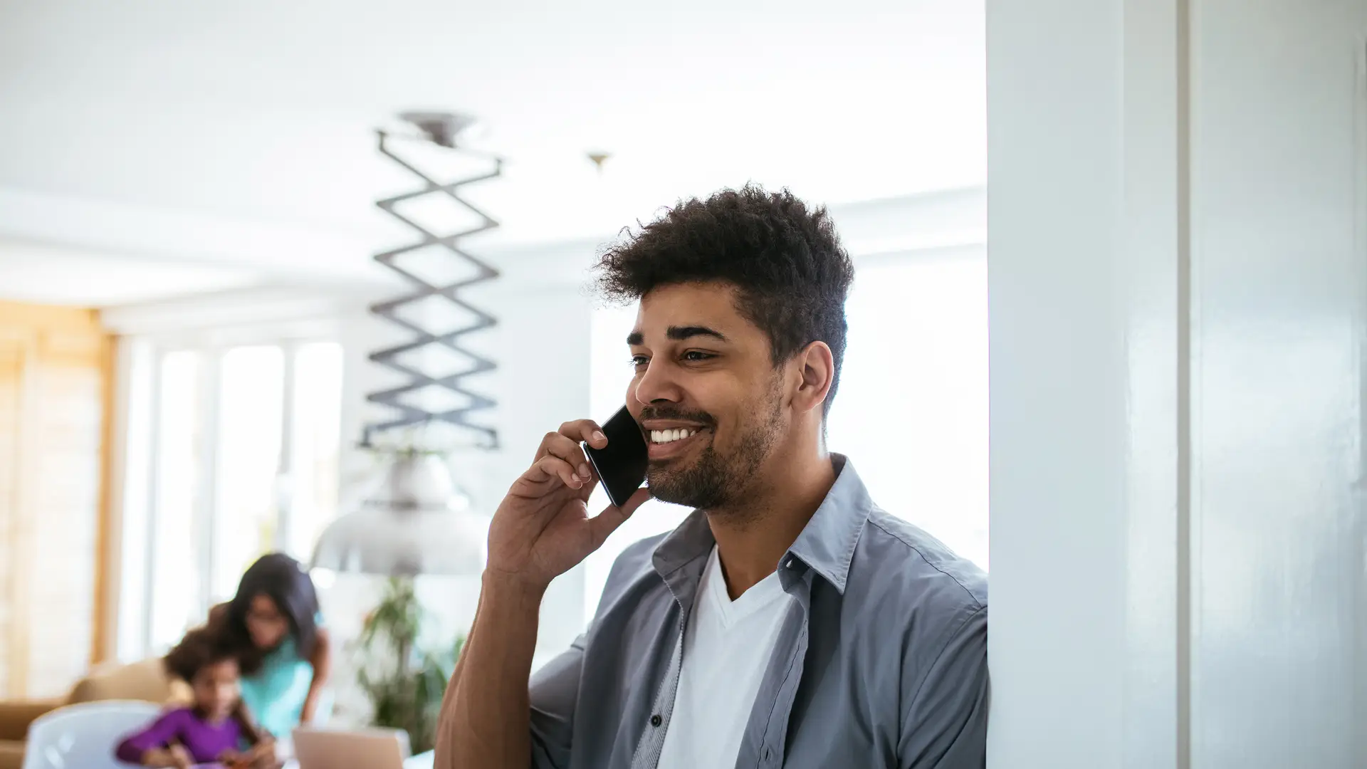 Joven hablando por teléfono preguntando cuales son los distribuidores de llamaya Joven hablando por teléfono preguntando cuales son los distribuidores de llamaya