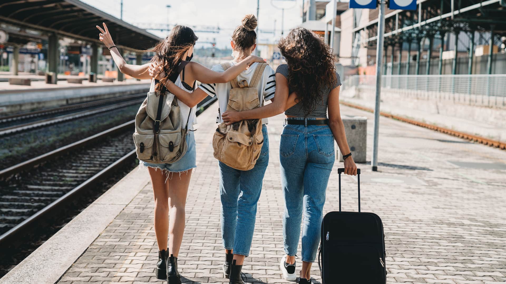 Chicas despidiendo a su amiga que se marcha al extranjero representa roaming llamaya