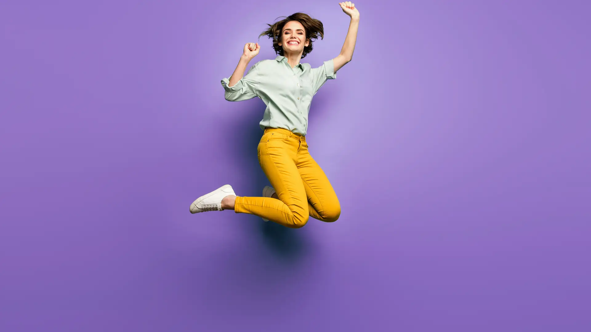 Mujer saltando simboliza portabilidad de llamaya Mujer saltando simboliza portabilidad de llamaya