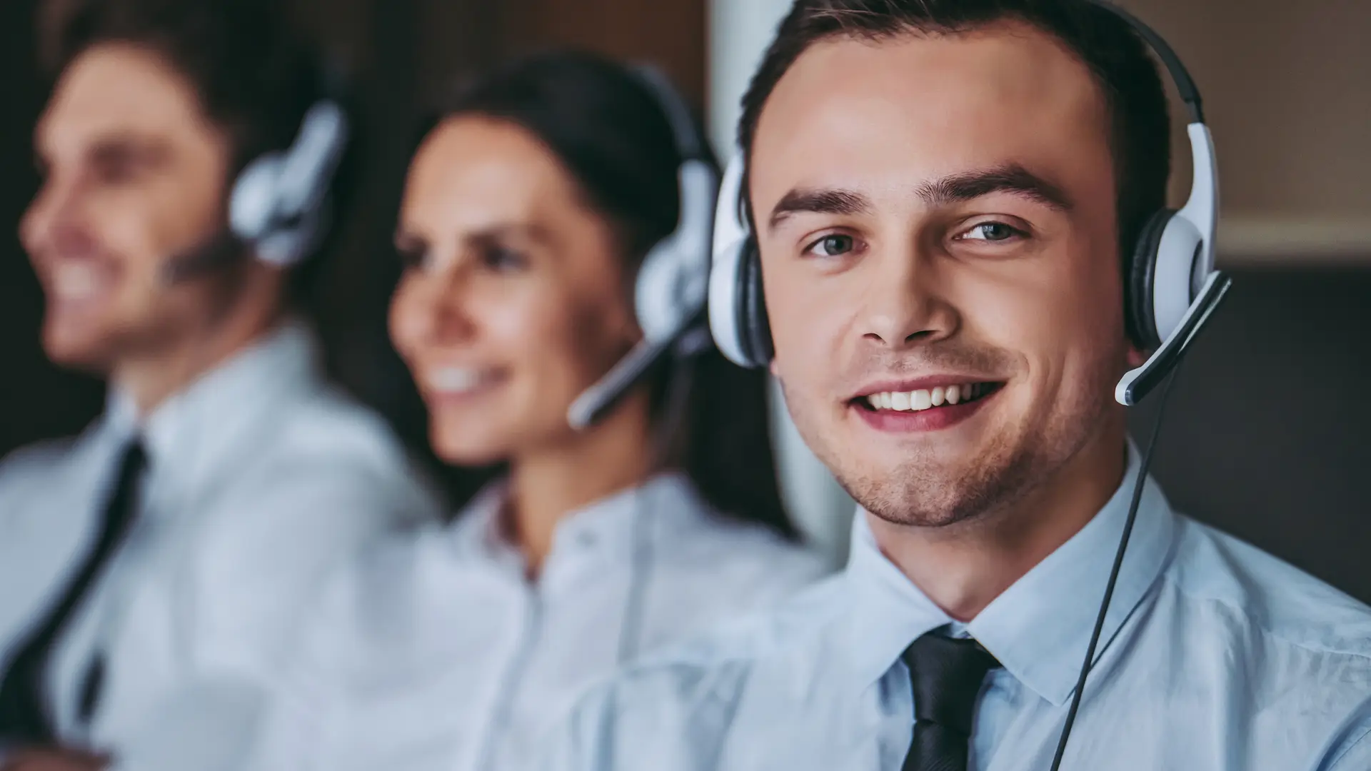 Teleoperador sonriente representa area clientes de lowi Teleoperador sonriente representa area clientes de lowi