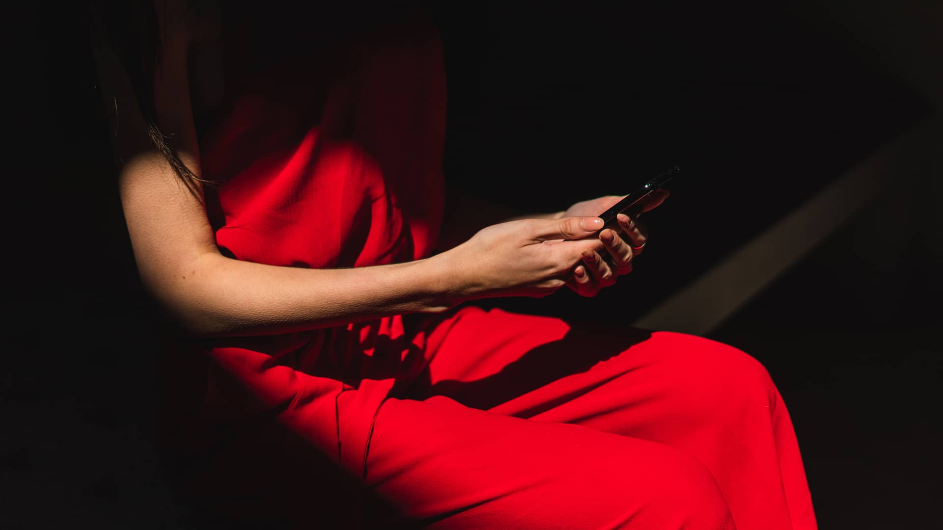 Mujer en el sombra usando su télefono simboliza móviles lowi