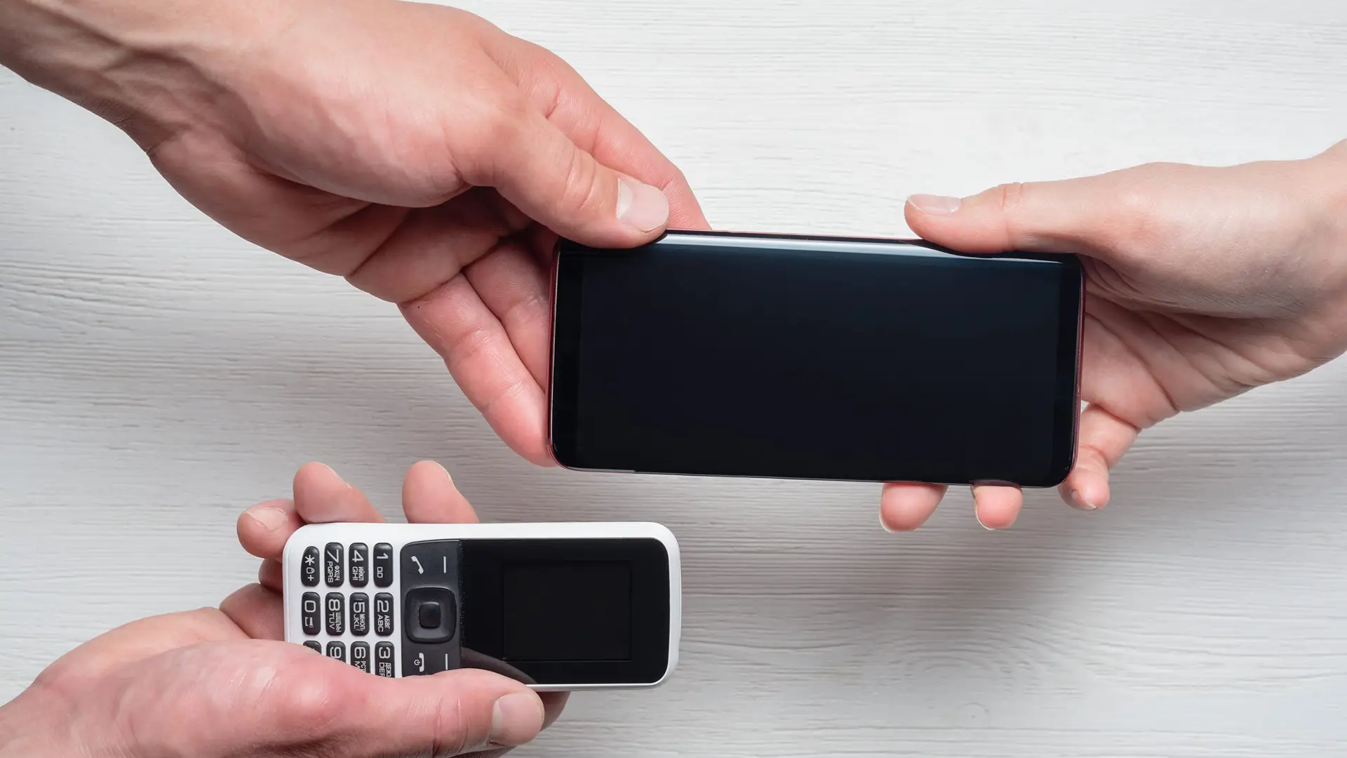 alguien cambiando su movil viejo por uno nuevo gracias a la portabilidad de lowi alguien cambiando su movil viejo por uno nuevo gracias a la portabilidad de lowi