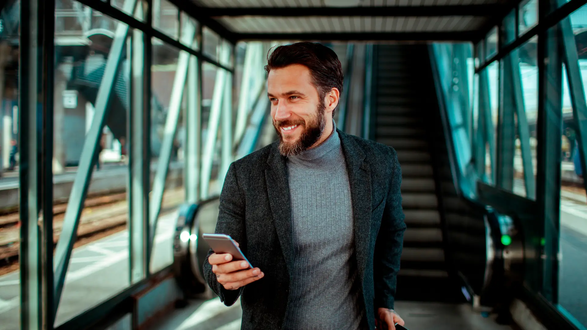 Hombre de negocios con maleta usando su móvil simboliza contrato móvil de lowi Hombre de negocios con maleta usando su móvil simboliza contrato móvil de lowi