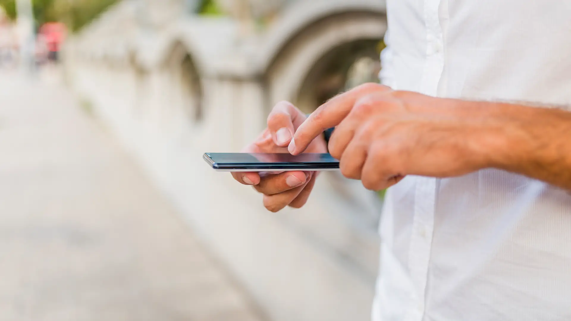 Joven utilizando móvil simboliza tarifas móvil de lowi Joven utilizando móvil simboliza tarifas móvil de lowi