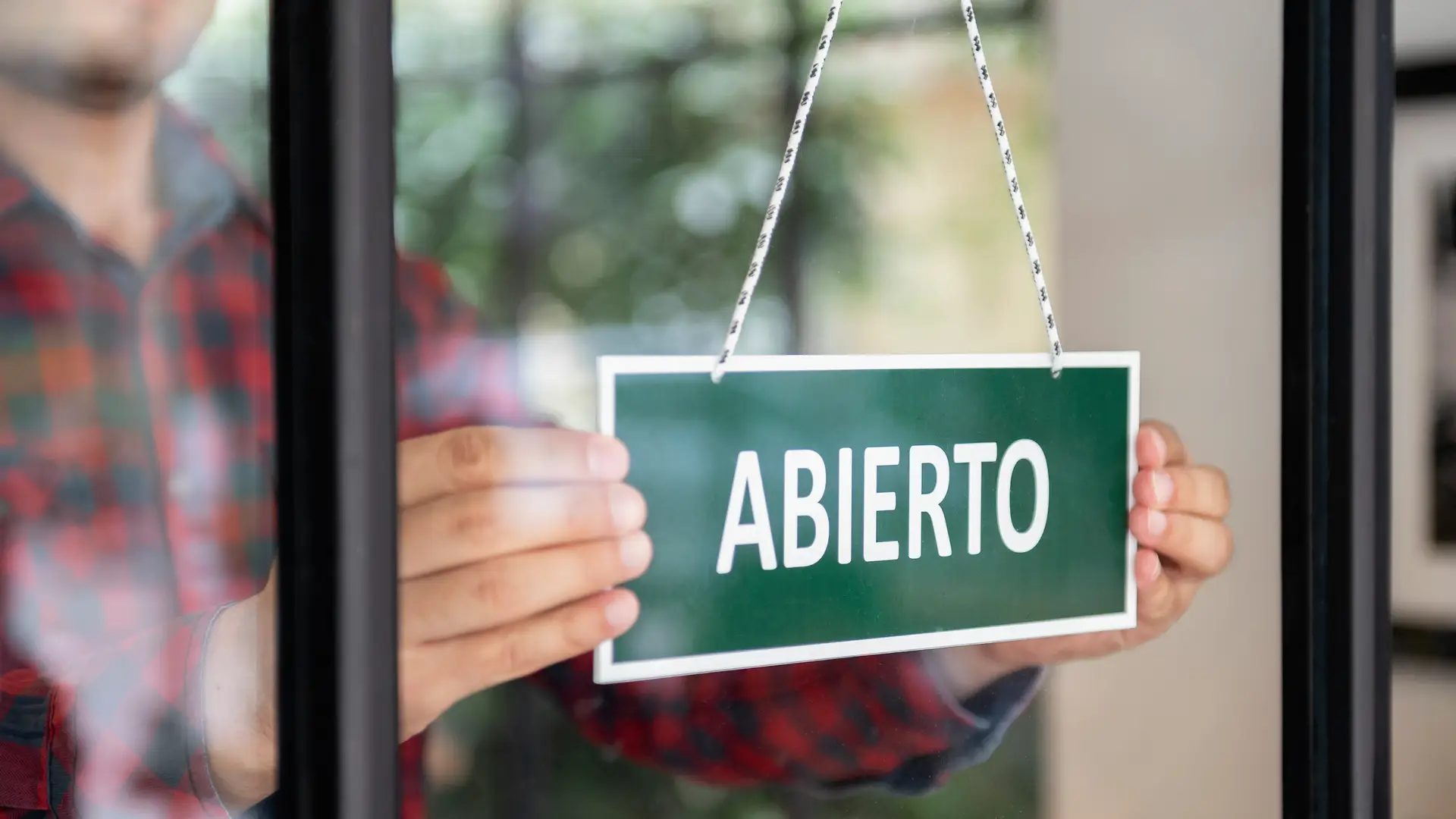 Tienda con cartel de abierto simboliza tiendas lowi Tienda con cartel de abierto simboliza tiendas lowi