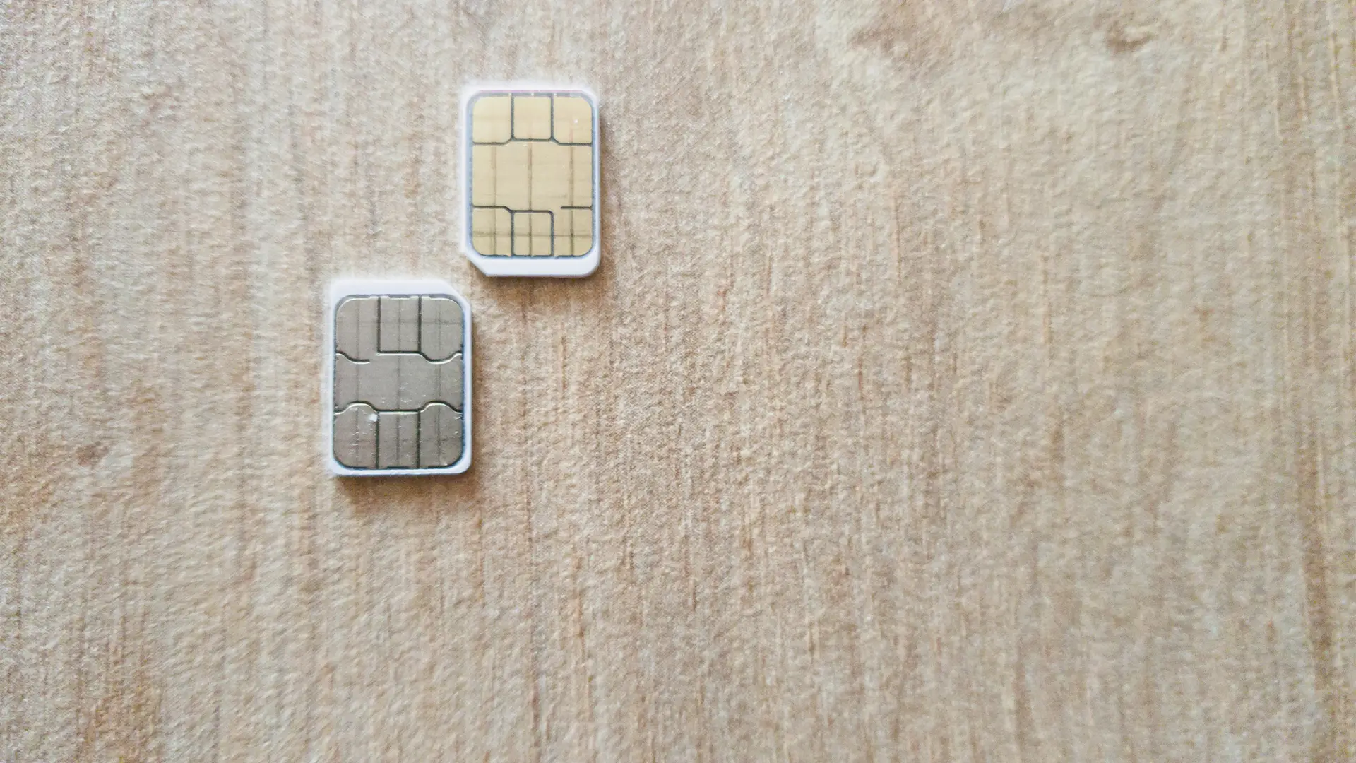 Dos tarjetas micro sim simbolizan duplicado sim Dos tarjetas micro sim simbolizan duplicado sim