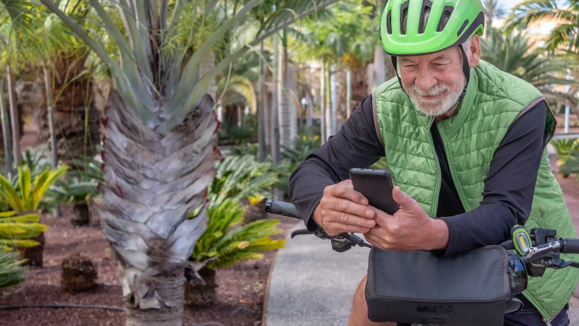 Hombre mayor detiene su bicicleta para consultar su número de móvil en lycamobile Hombre mayor detiene su bicicleta para consultar su número de móvil en lycamobile