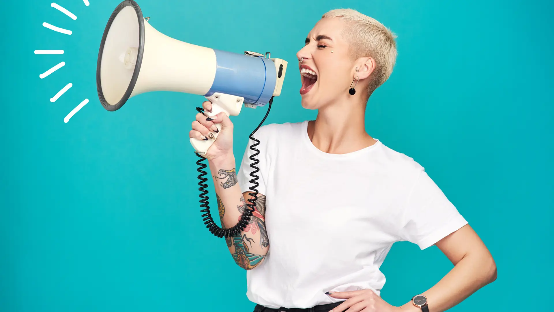 Joven con megáfono contando opinión sobre lycamobile