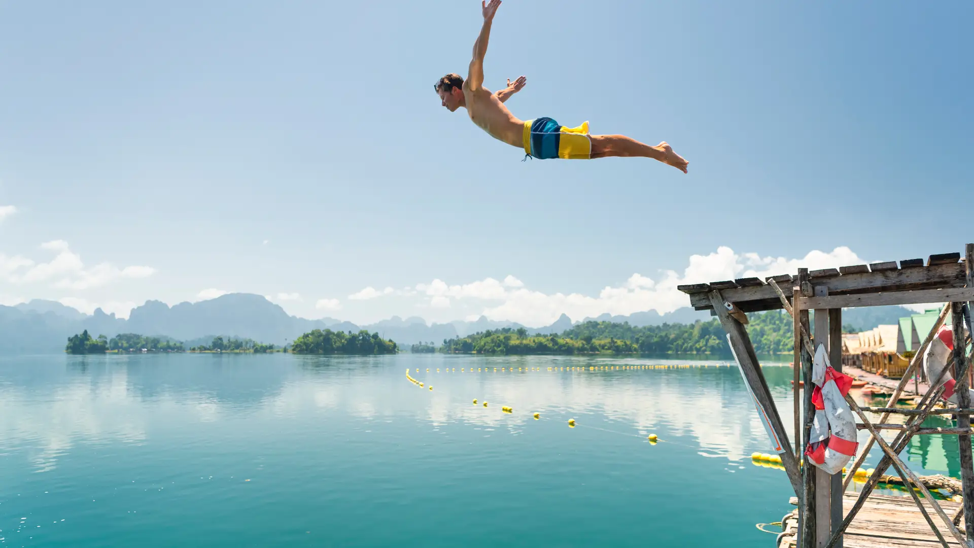 Joven saltando al agua simboliza la portabilidad de lycamobile Joven saltando al agua simboliza la portabilidad de lycamobile