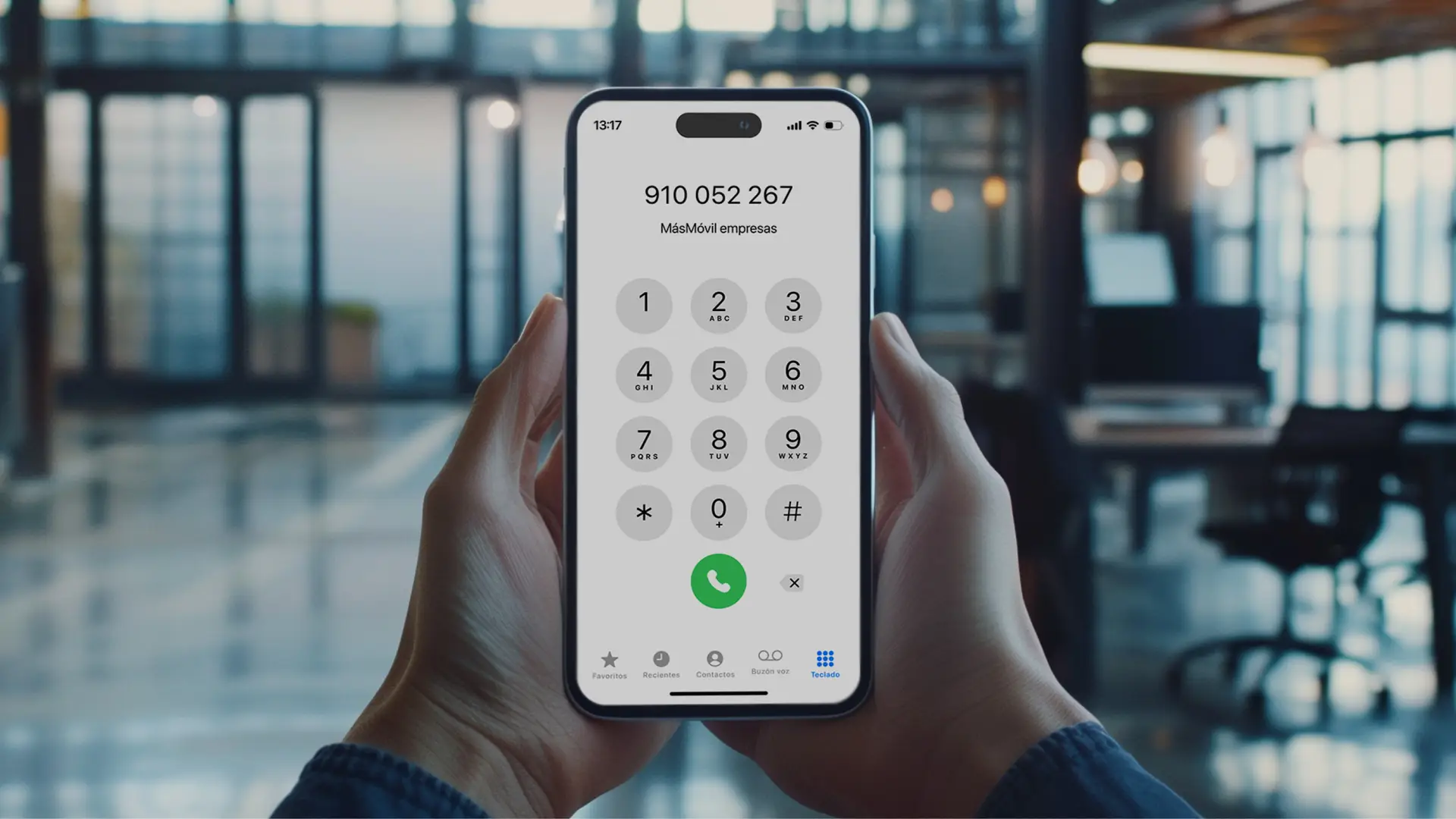 Pantalla de un móvil llamando al 910 052 267 que es el número de teléfono para empresas de MásMóvil.