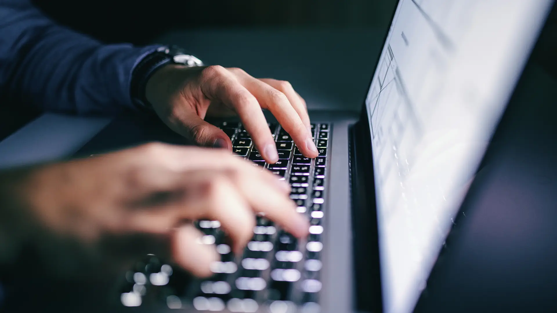 Persona buscando qué es la dns de másmovil en su pórtatil Persona buscando qué es la dns de másmovil en su pórtatil