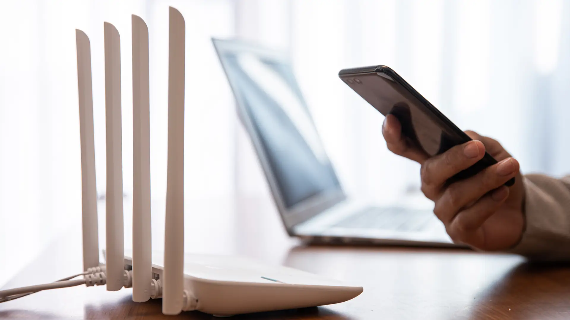 Persona conectandose al router de su nueva instalación de fibra de másmovil Persona conectandose al router de su nueva instalación de fibra de másmovil