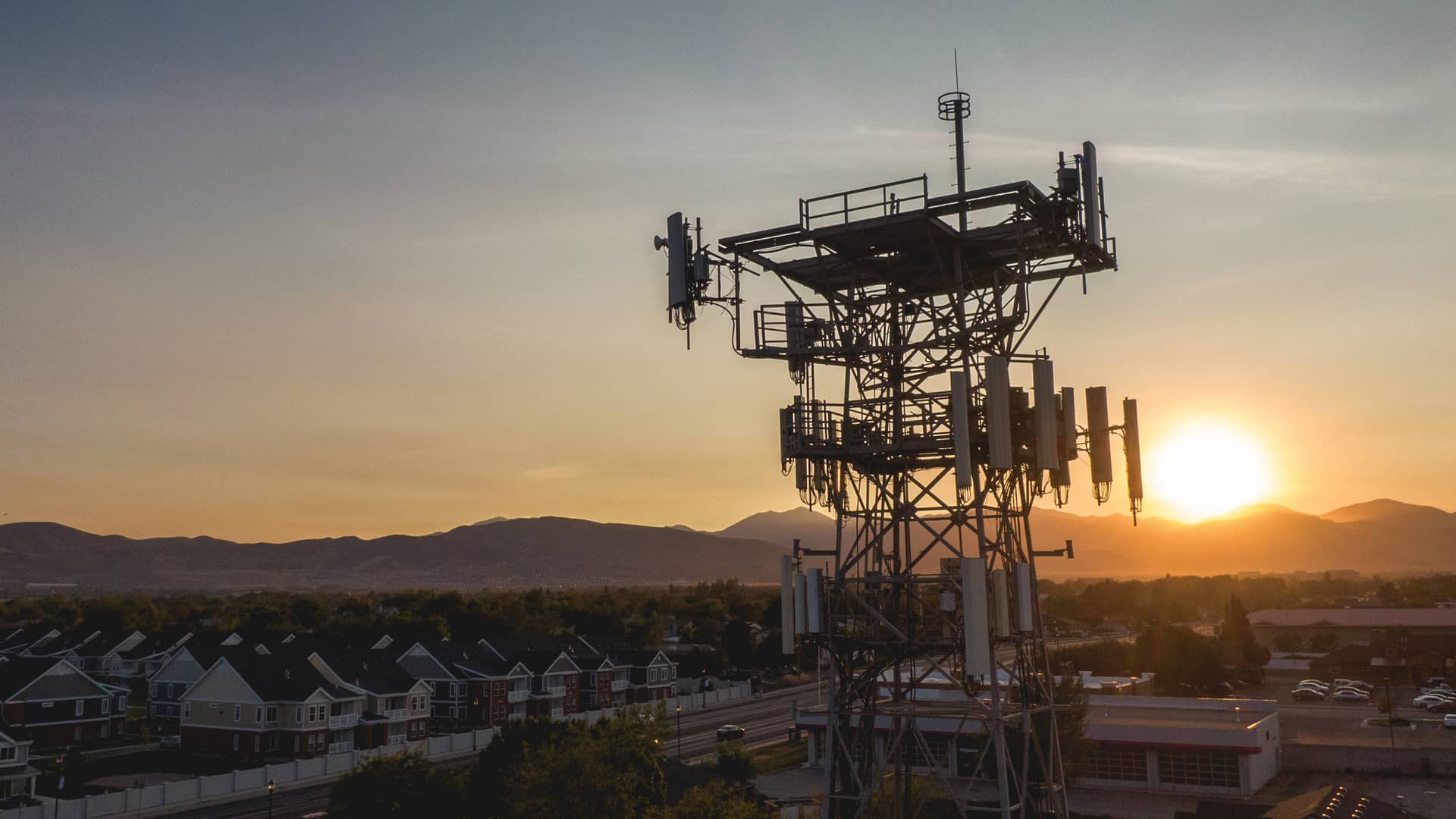 Torre de comunicación inalámbrica 5G simboliza fibra másmovil cobertura movistar