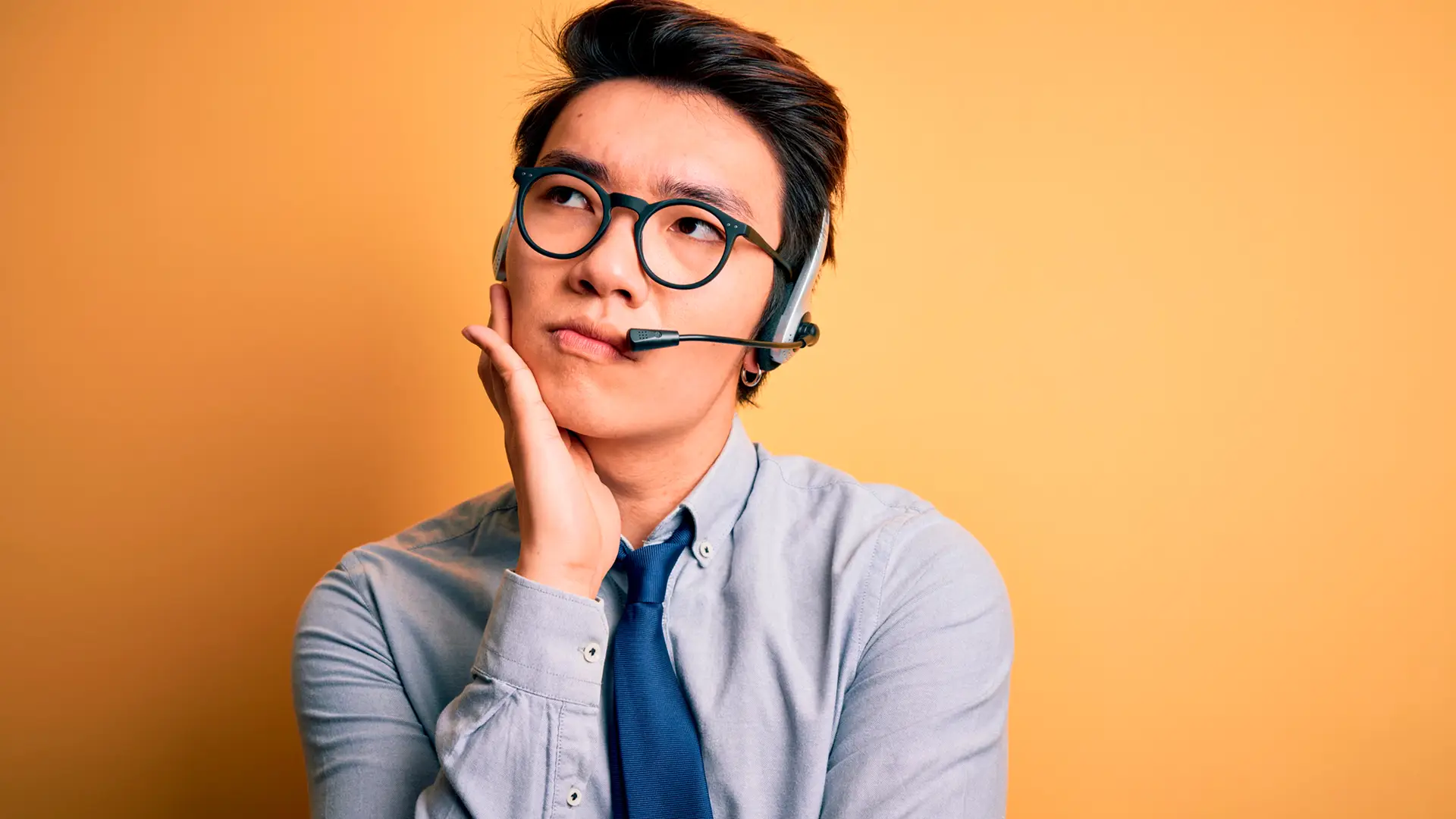 Teleoperador de másmovil pensando como dar solución a clientes sobre los problemas de fibra