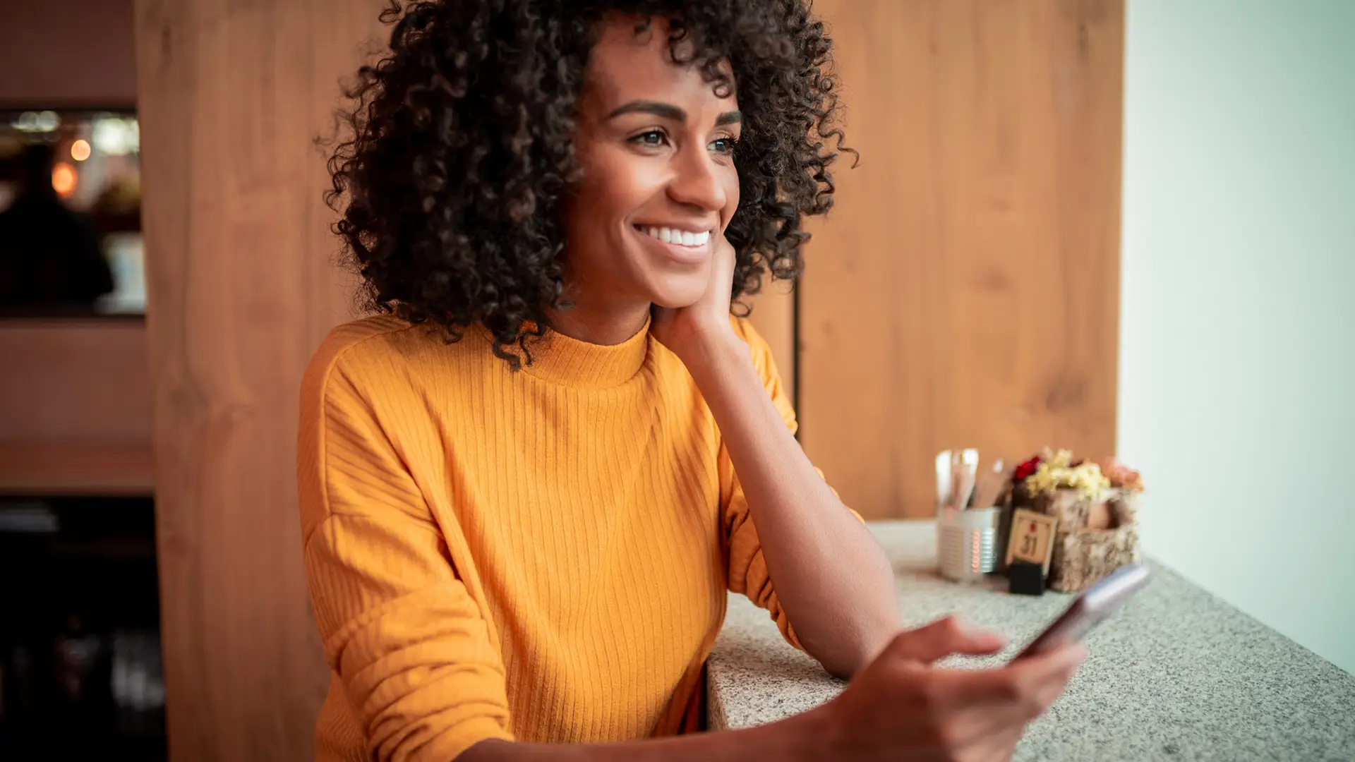 Mujer joven usando el teléfono viendo como activar llamadas pérdidas de másmovil Mujer joven usando el teléfono viendo como activar llamadas pérdidas de másmovil