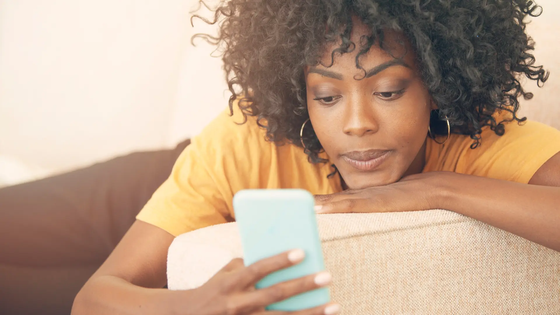 Mujer buscando con su smartphone como activas sim de másmovil Mujer buscando con su smartphone como activas sim de másmovil