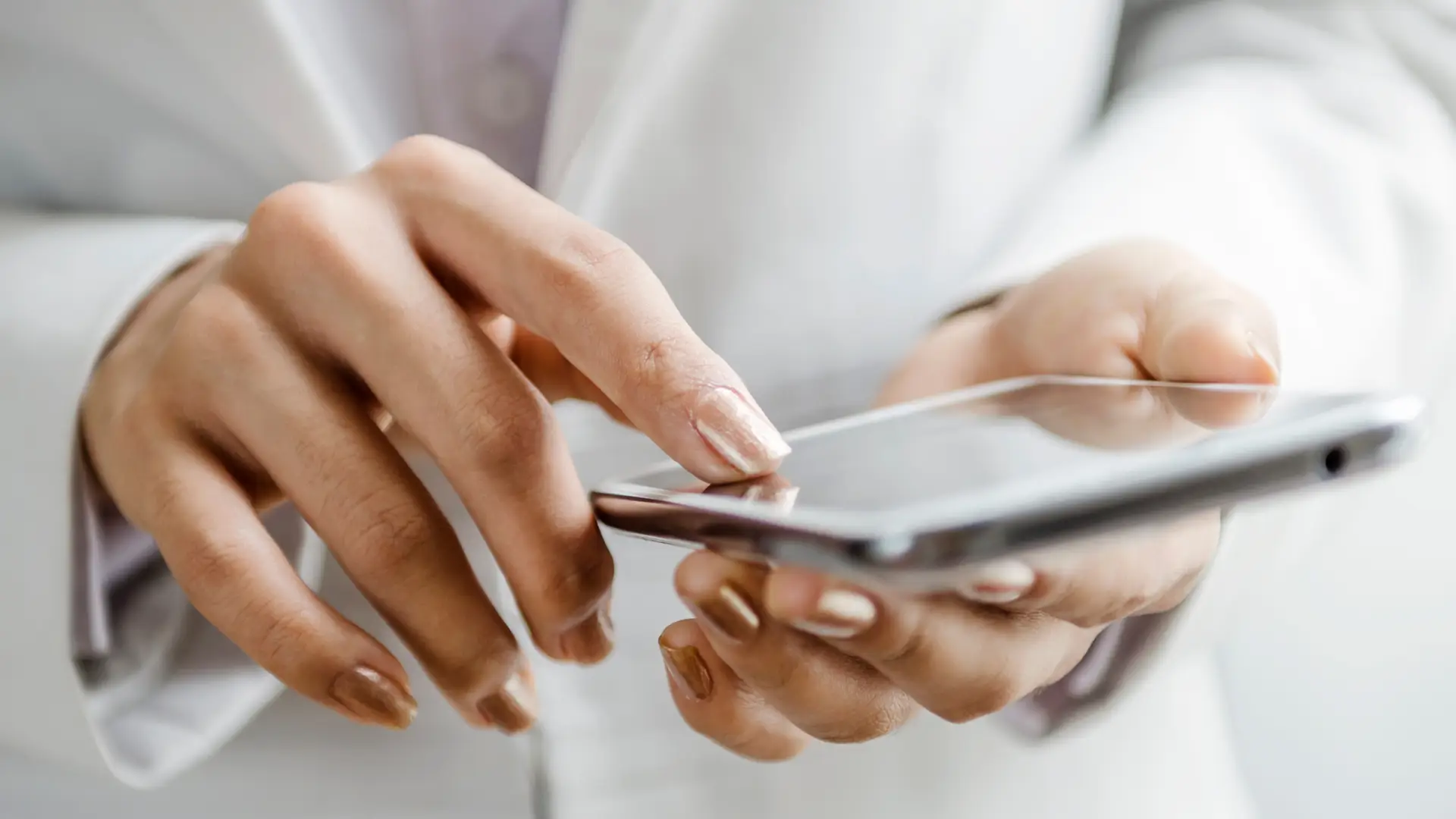 Mujer buscnado en su smartphone como activar apn de si teléfono Mujer buscnado en su smartphone como activar apn de si teléfono