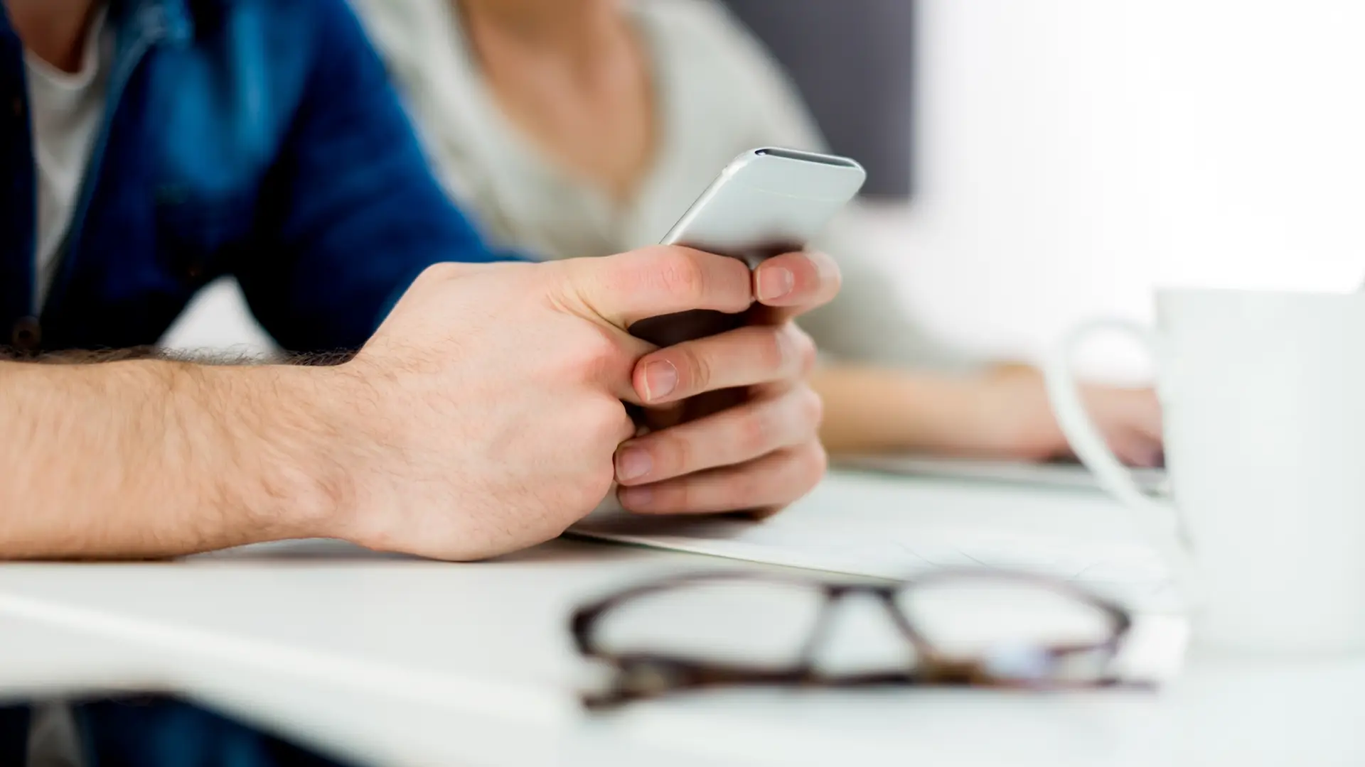 Hombre viendo el consumo en su smartphone de másmovil Hombre viendo el consumo en su smartphone de másmovil